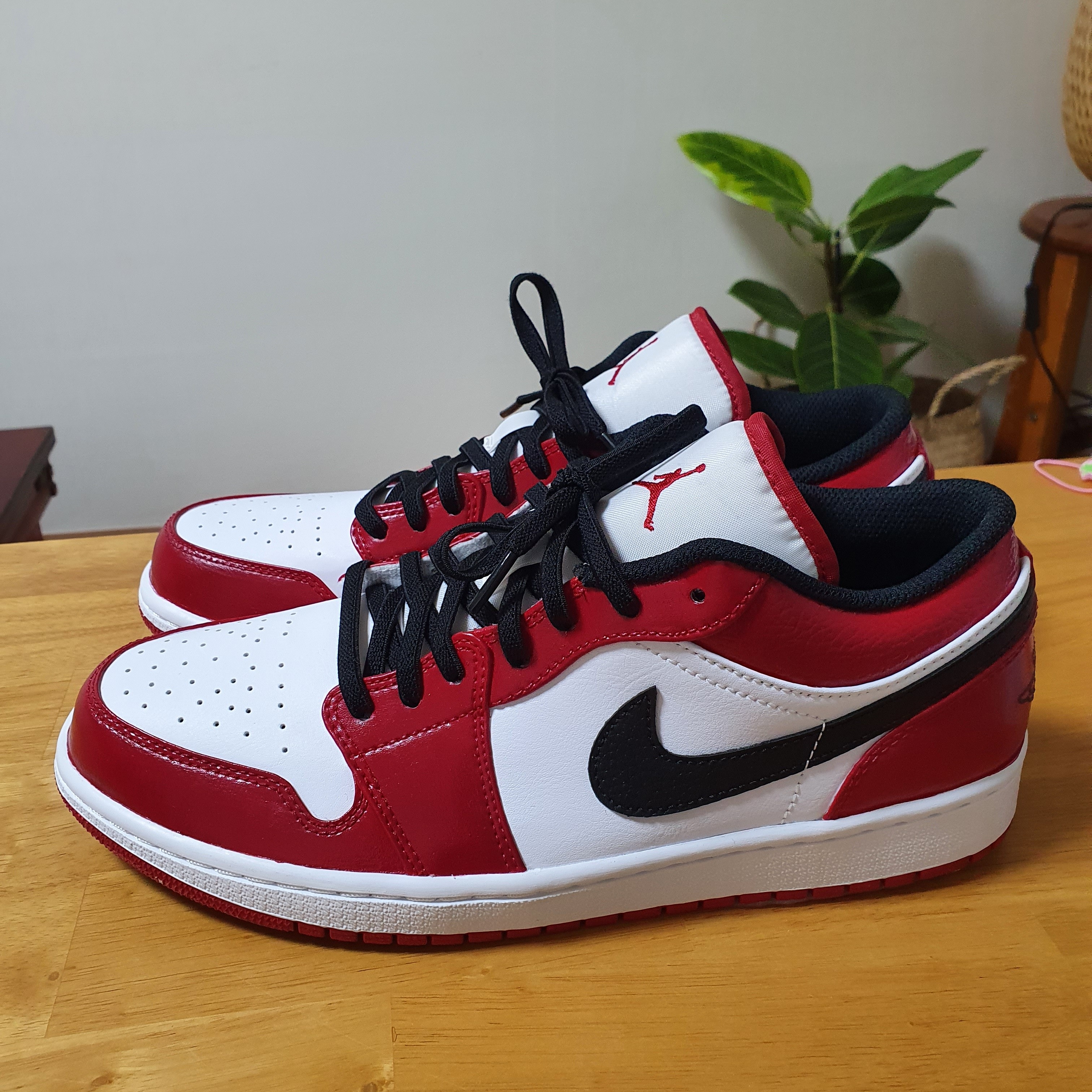 Jordan 1 Low White Red Black 착용 스타일 - 2