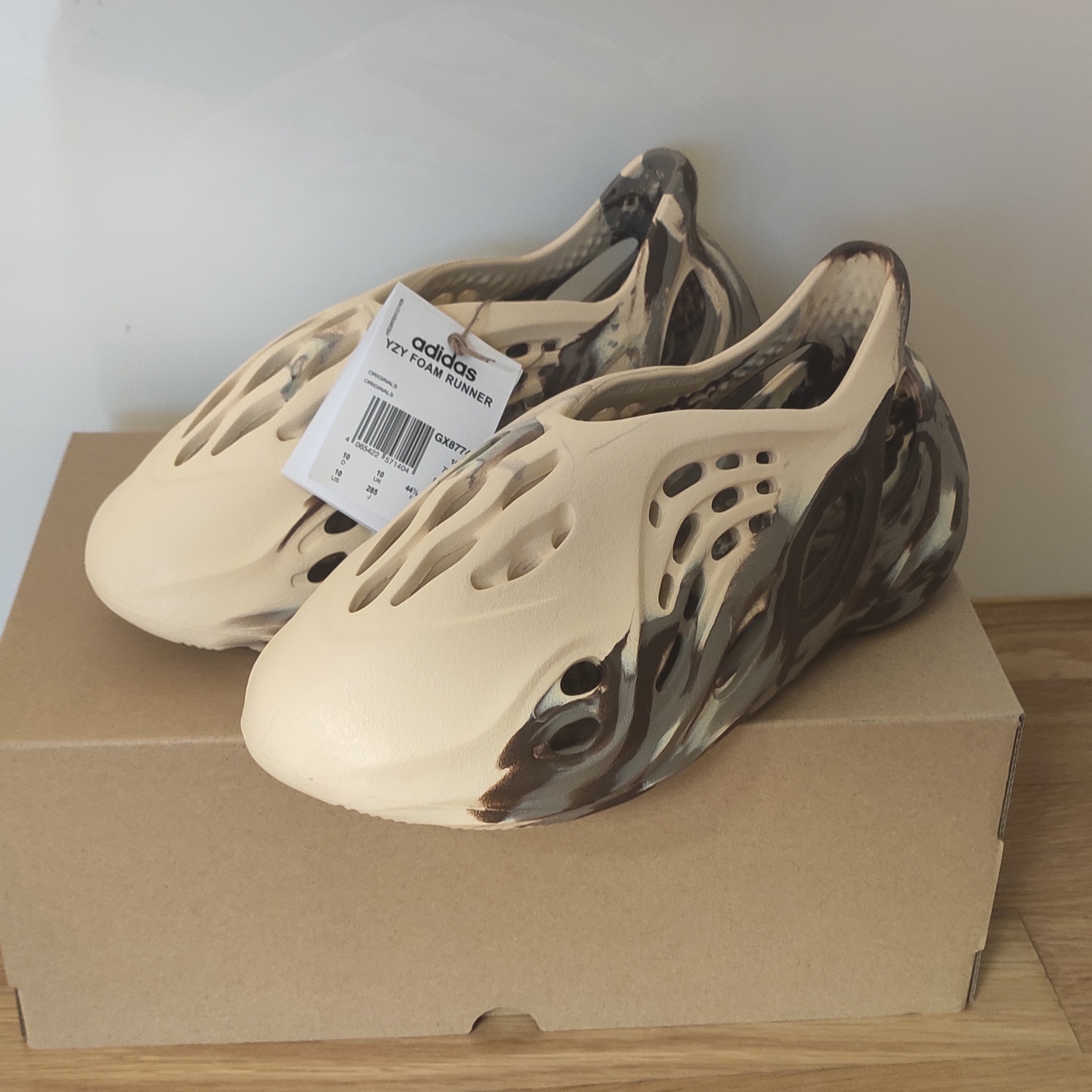 Adidas Yeezy Foam RNNR MX Cream Clay 착용 스타일