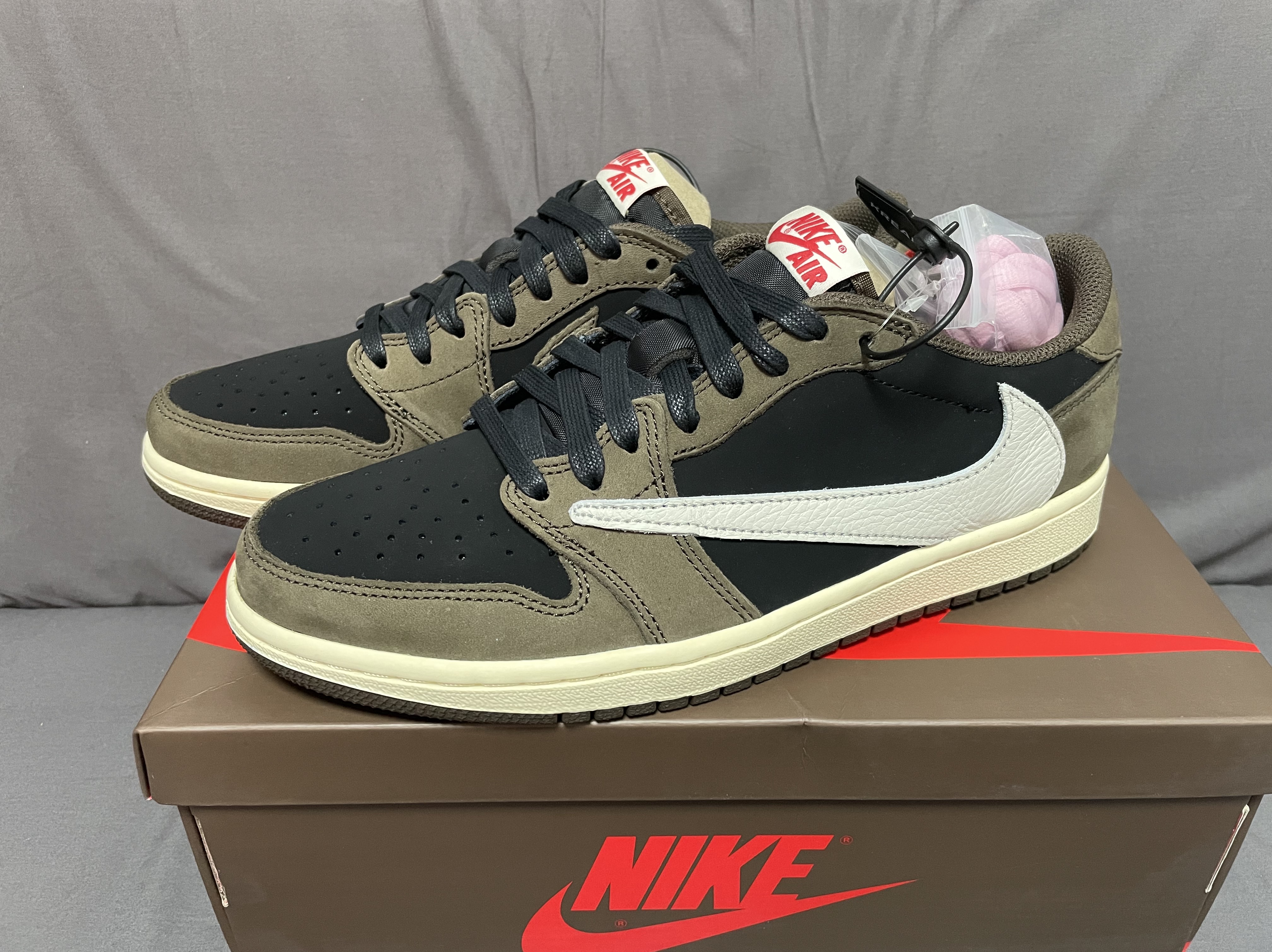 Jordan 1 x Travis Scott Retro Low OG SP Mocha 착용 스타일 - 1