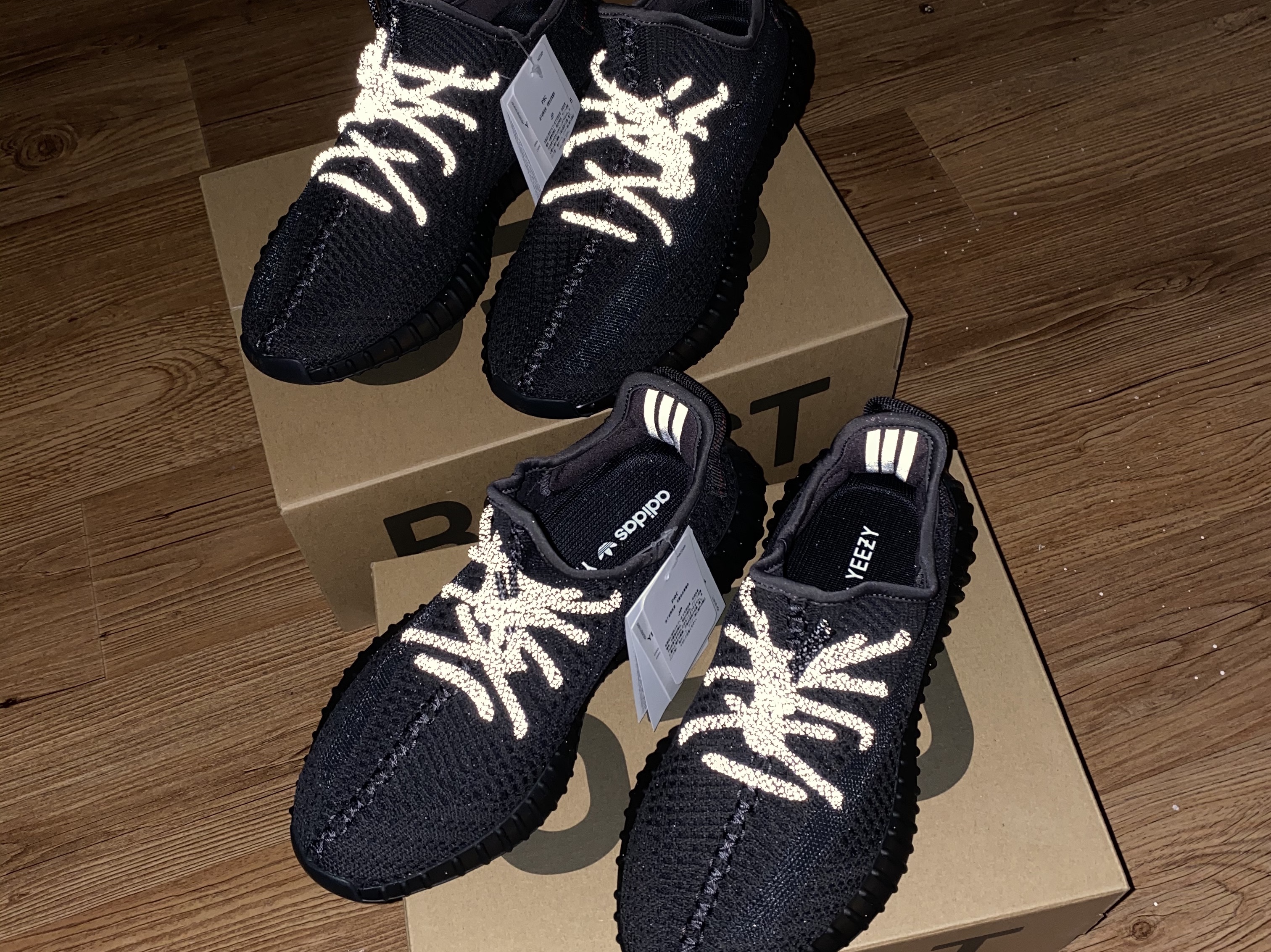 Adidas Yeezy Boost 350 V2 Black - Non-Reflective 착용 스타일 - 2
