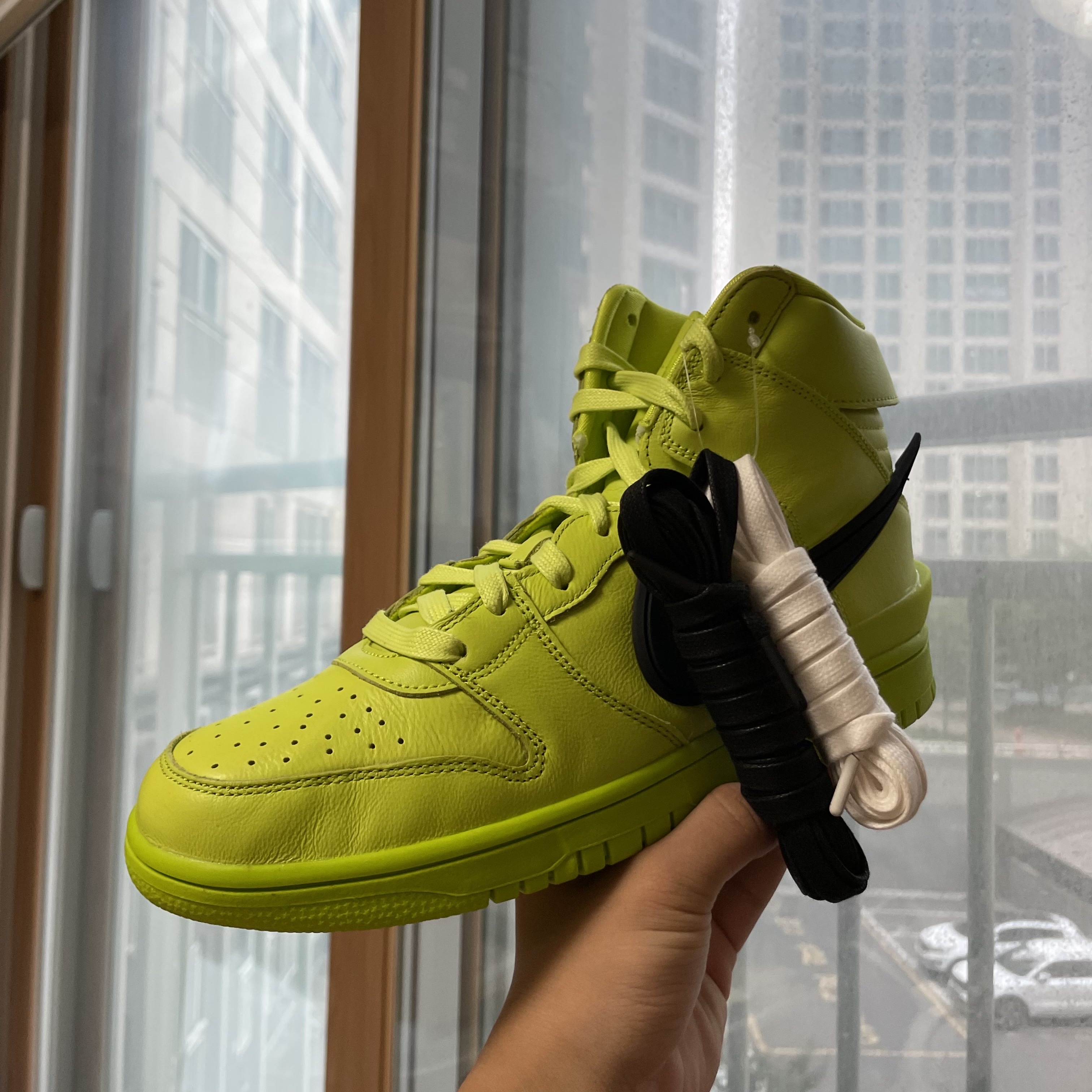 Nike x Ambush Dunk High Flash Lime 착용 스타일 - 2