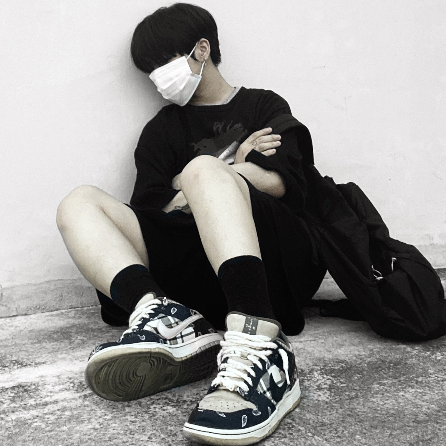 Nike x Travis Scott SB Dunk Low, Adidas Yeezy Boost 700 Wave Runner Solid Grey 2017/2019 착용 스타일 - 1
