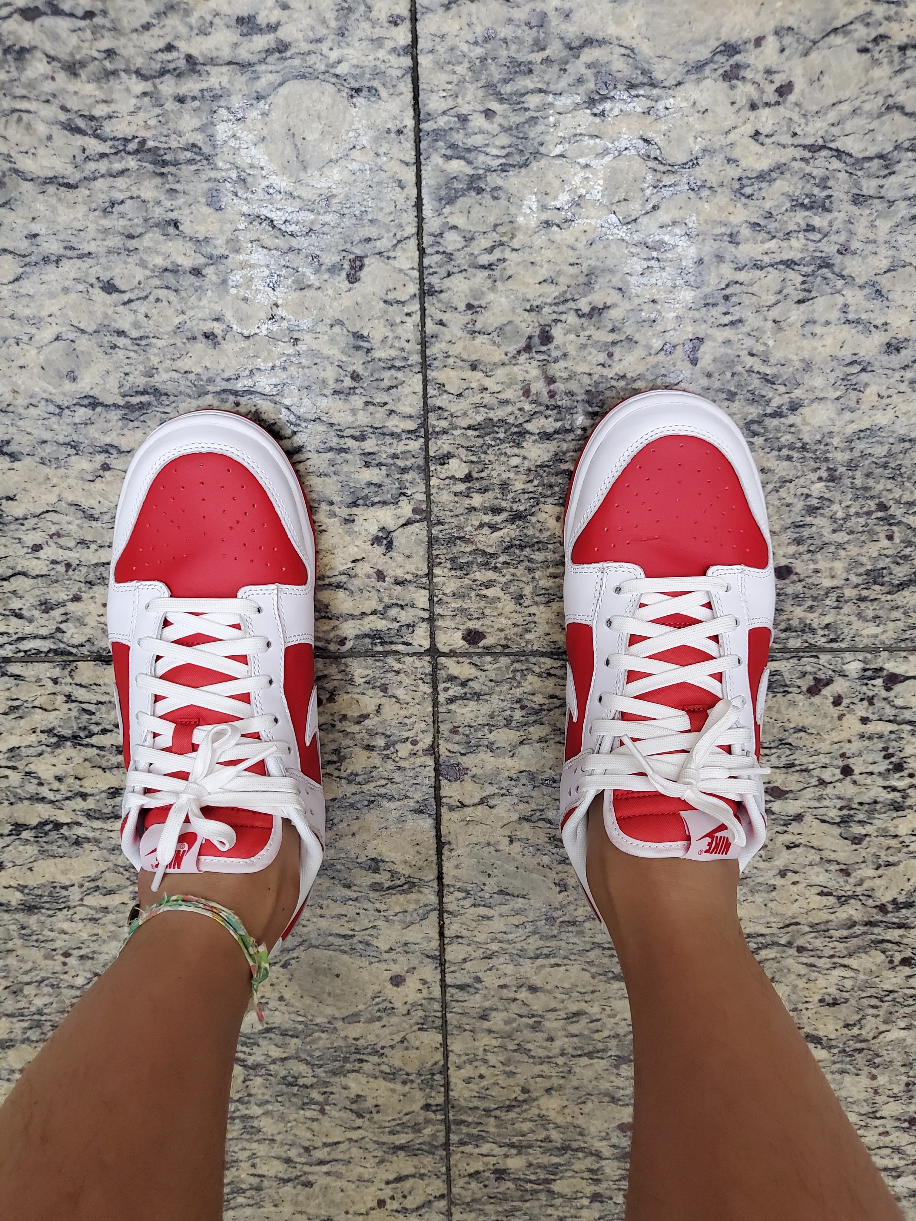 Stussy x Cactus Plant Flea Market Heart T-Shirt, Nike Dunk Low Retro Championship Red 착용 스타일 - 2