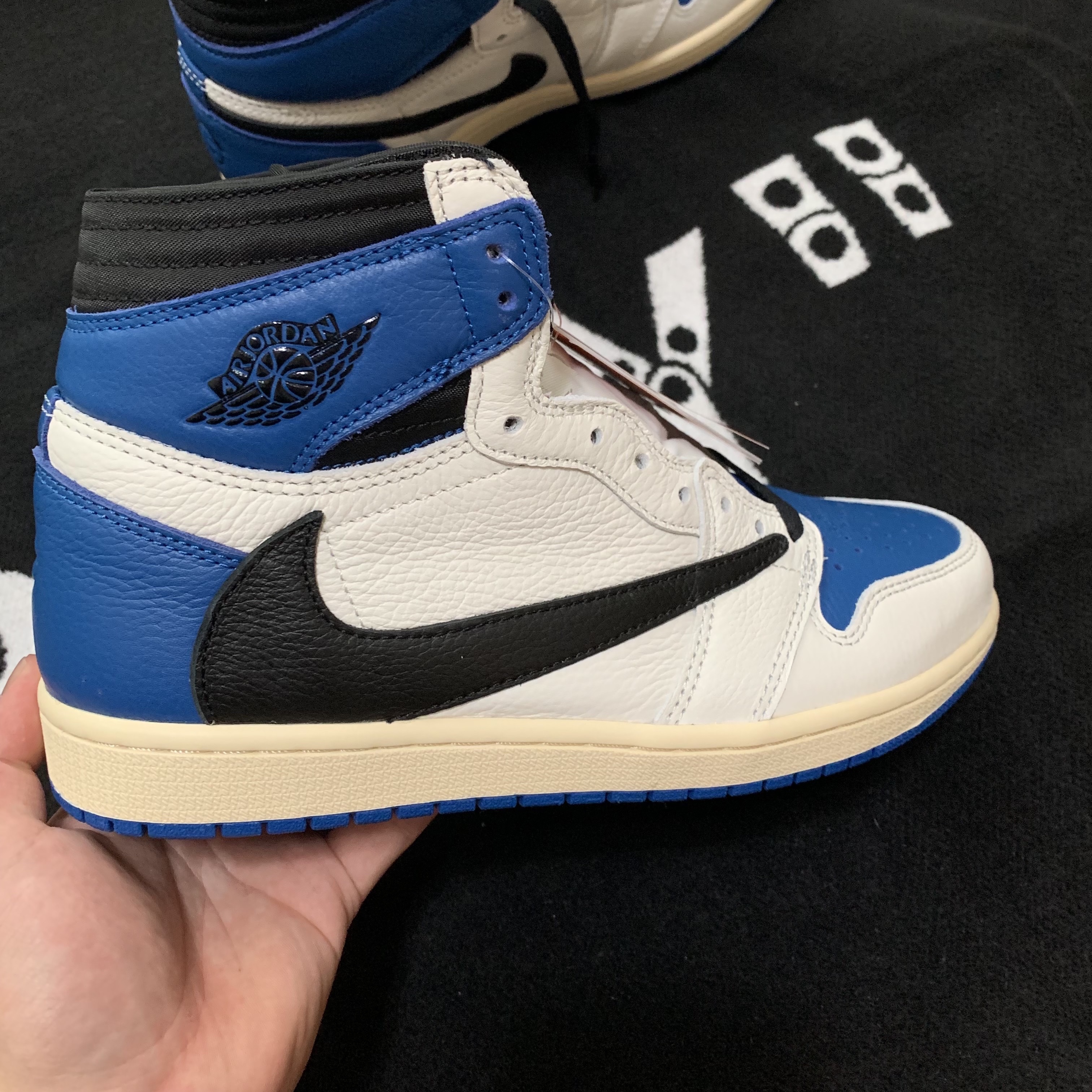 Jordan 1 x Travis Scott x Fragment Retro High OG SP Military Blue 착용 스타일 - 1