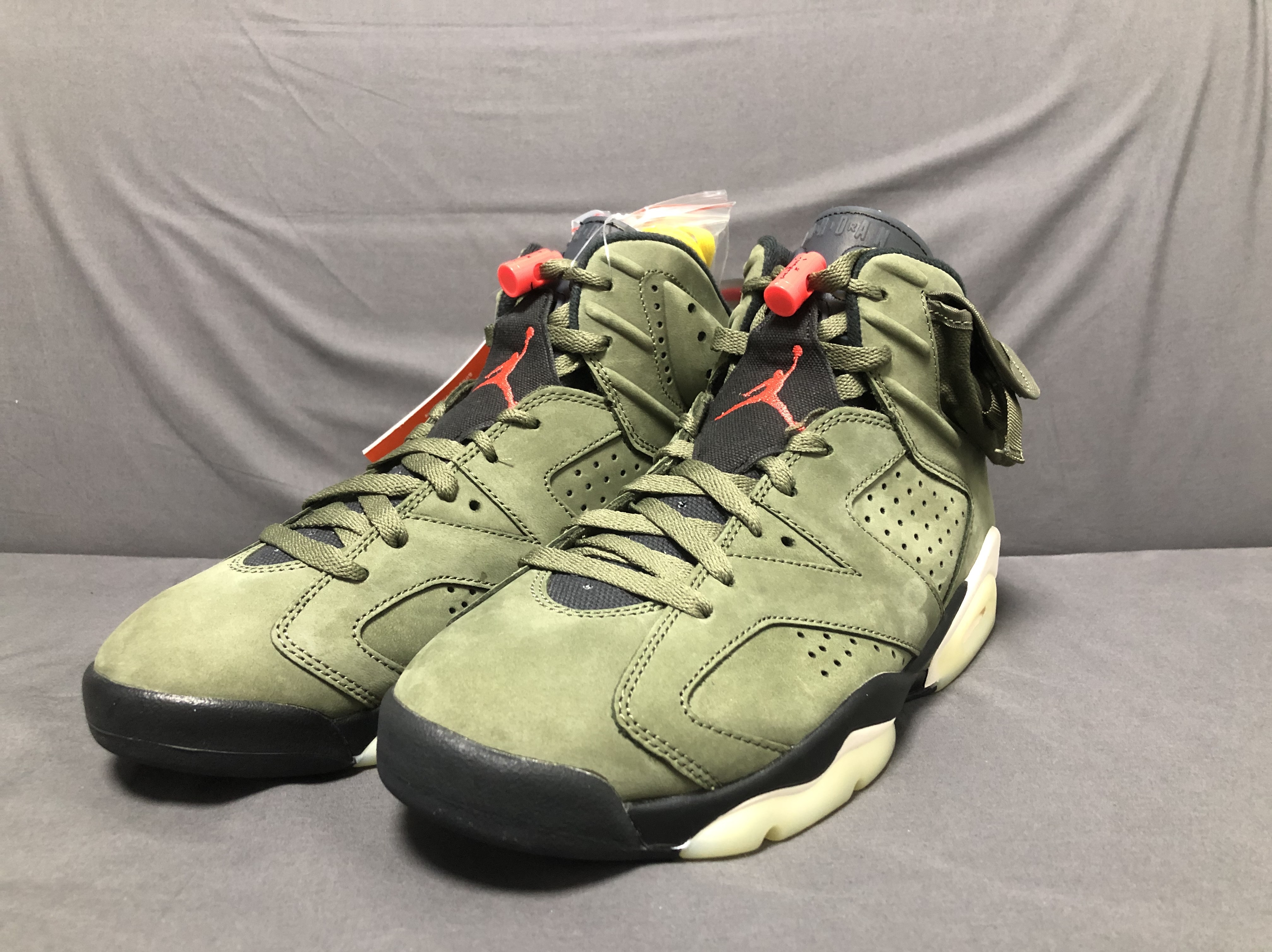 Jordan 6 x Travis Scott Retro Olive 착용 스타일 - 1