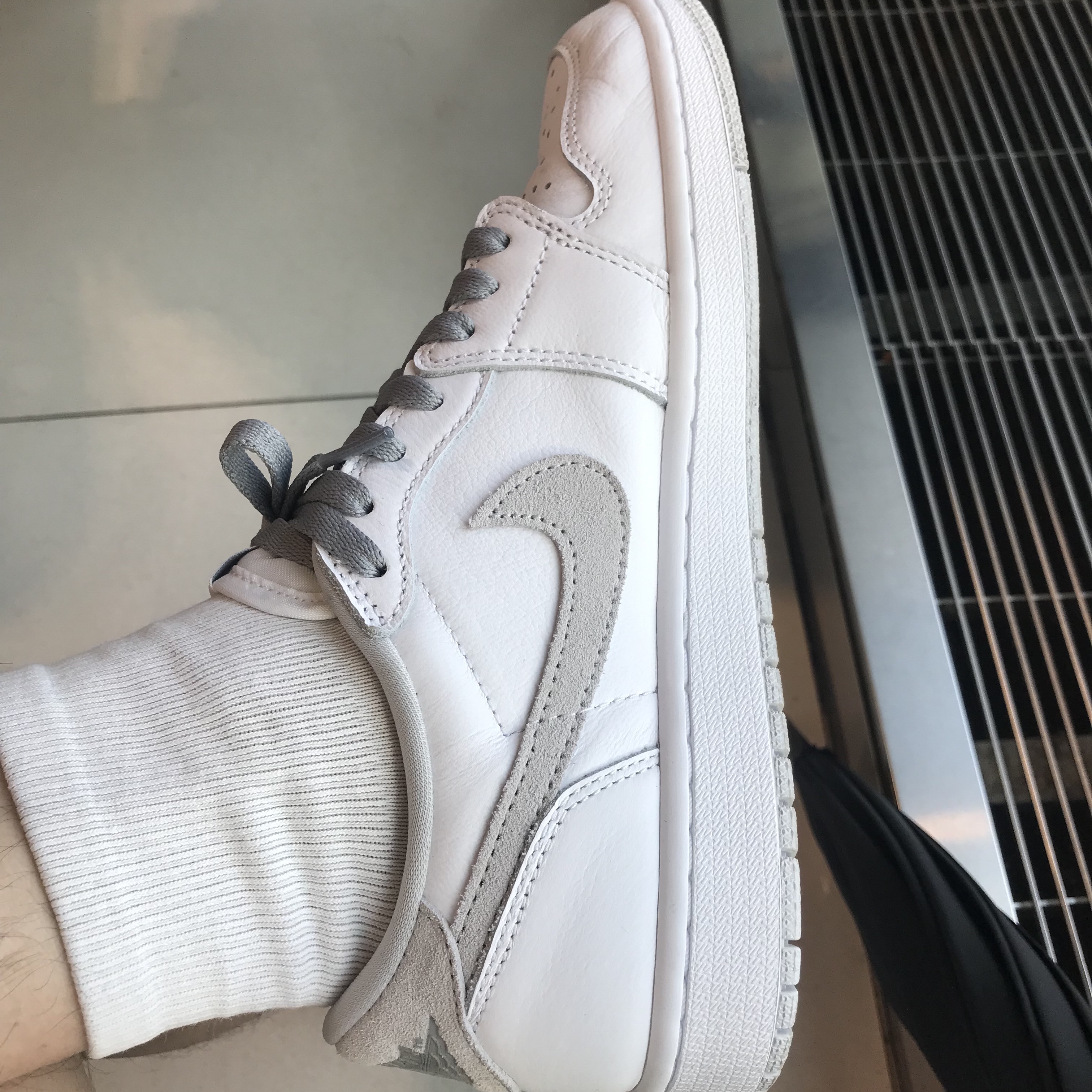 Jordan 1 x Travis Scott x Fragment Retro High OG SP Military Blue, Jordan 1 Low OG Neutral Grey 착용 스타일 - 5