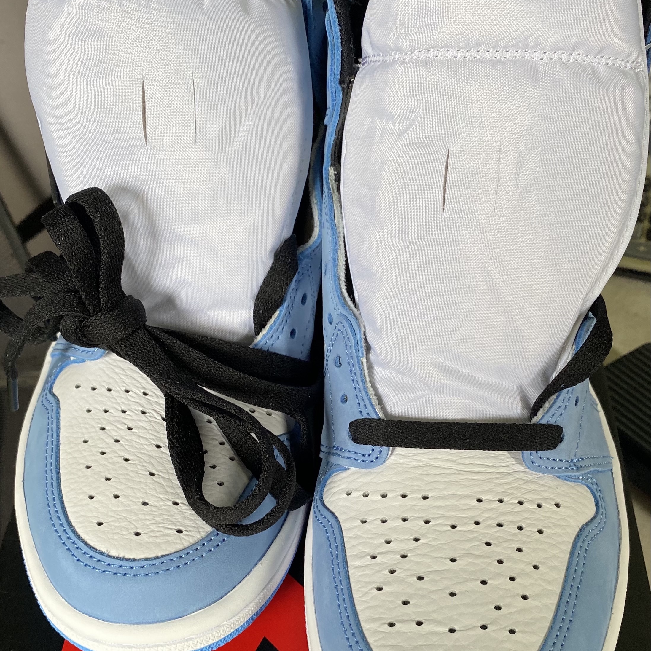 Jordan 1 Retro High OG University Blue 착용 스타일 - 3