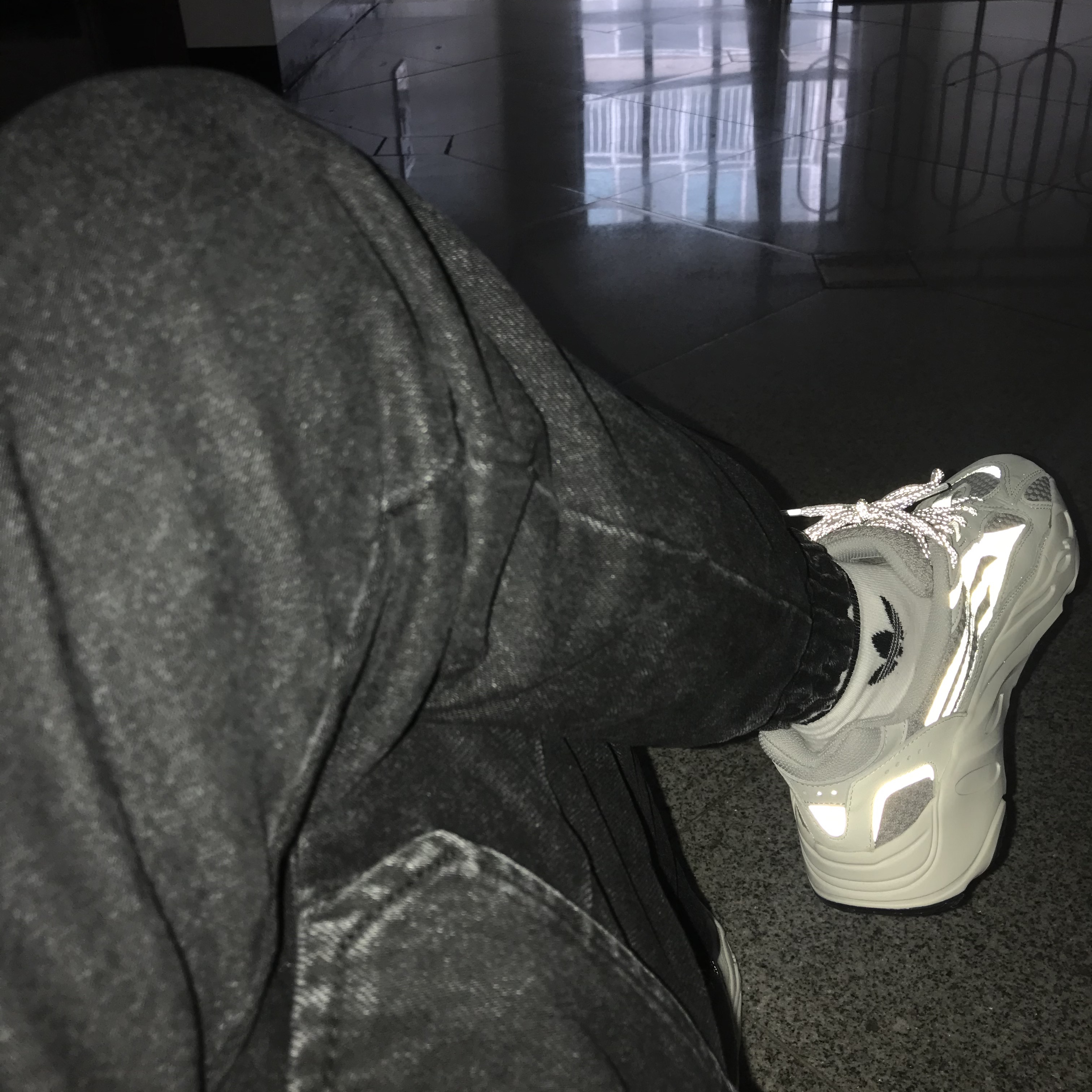 Adidas Yeezy Boost 700 V2 Static 2018 착용 스타일 - 1