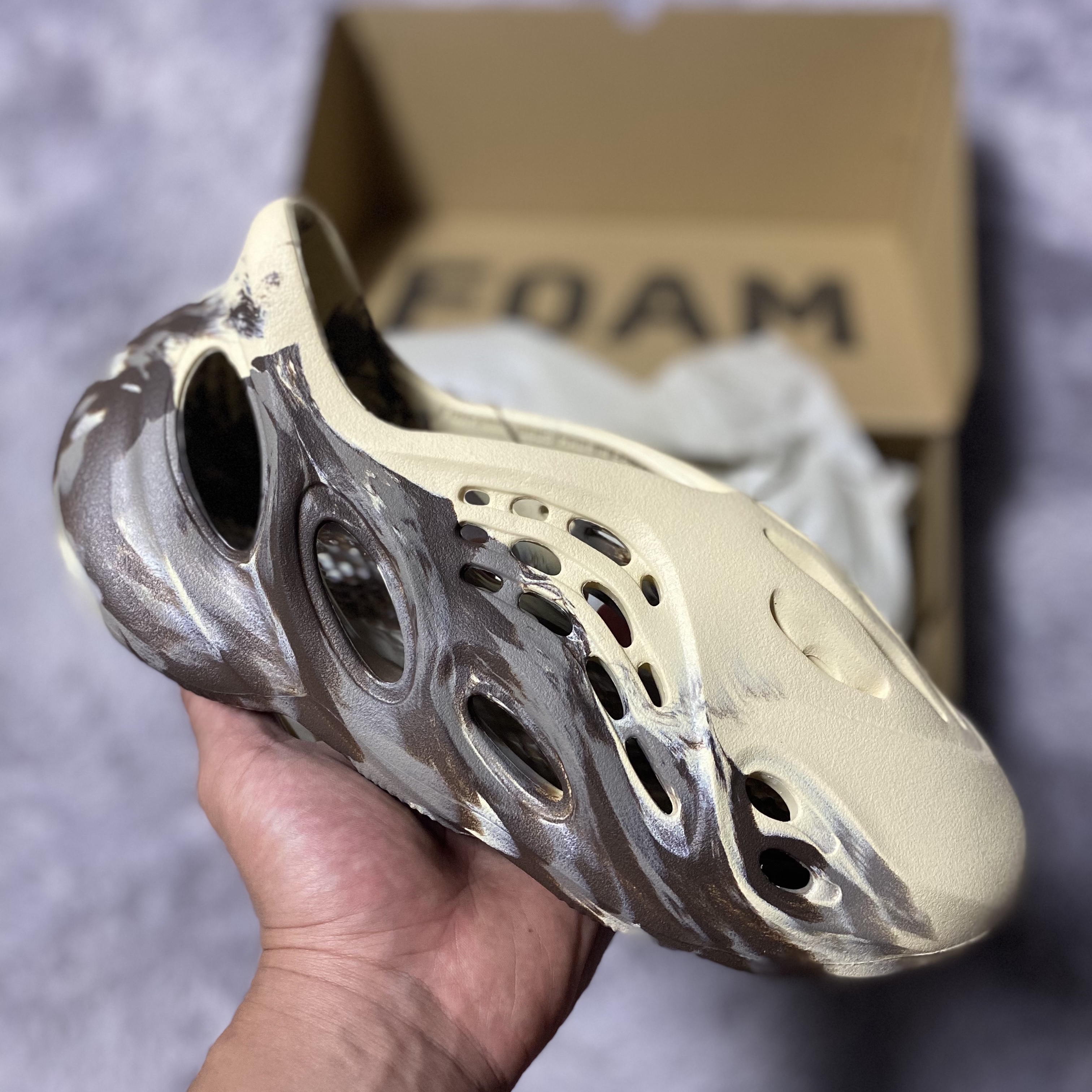 Adidas Yeezy Foam RNNR MX Cream Clay 착용 스타일
