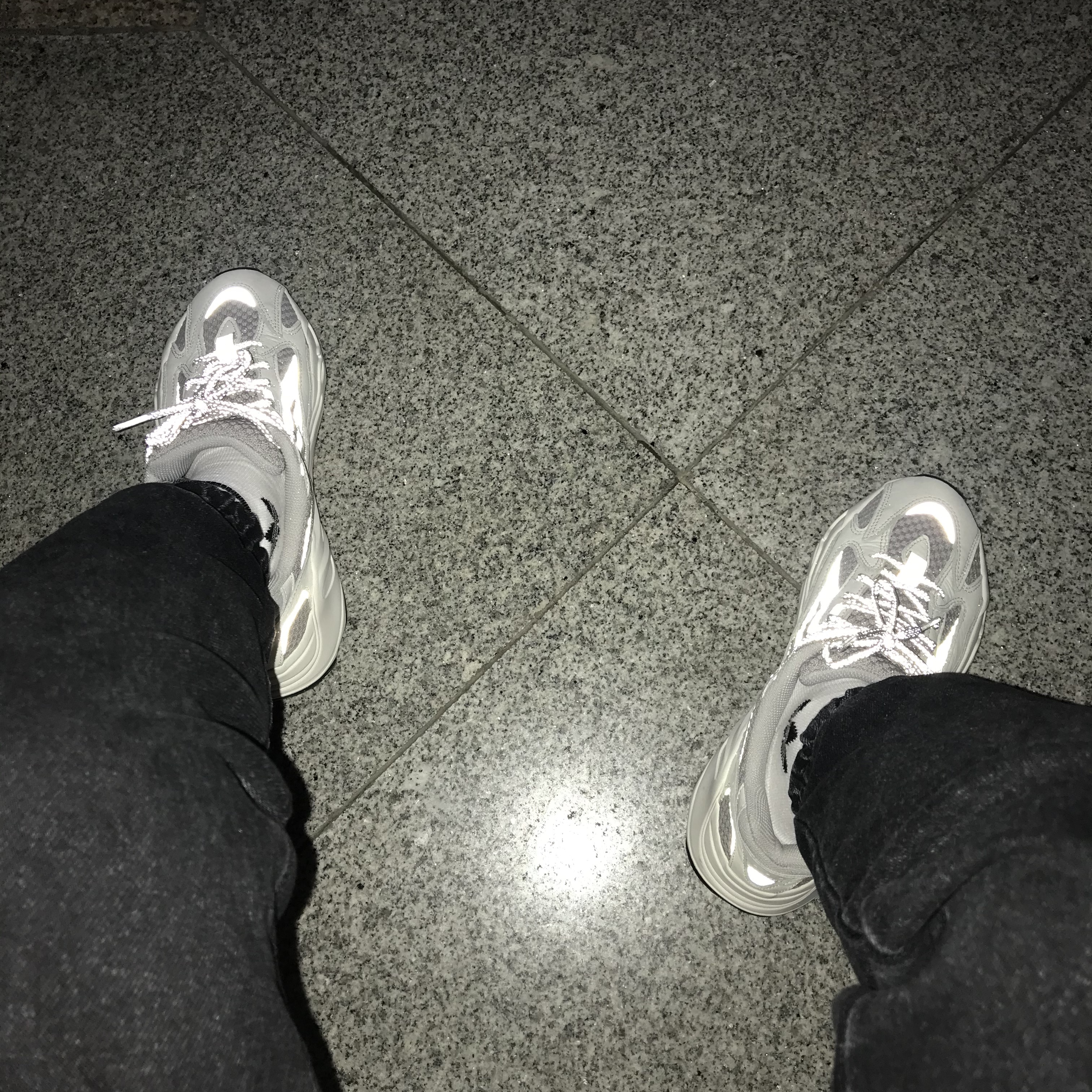Adidas Yeezy Boost 700 V2 Static 2018 착용 스타일 - 2
