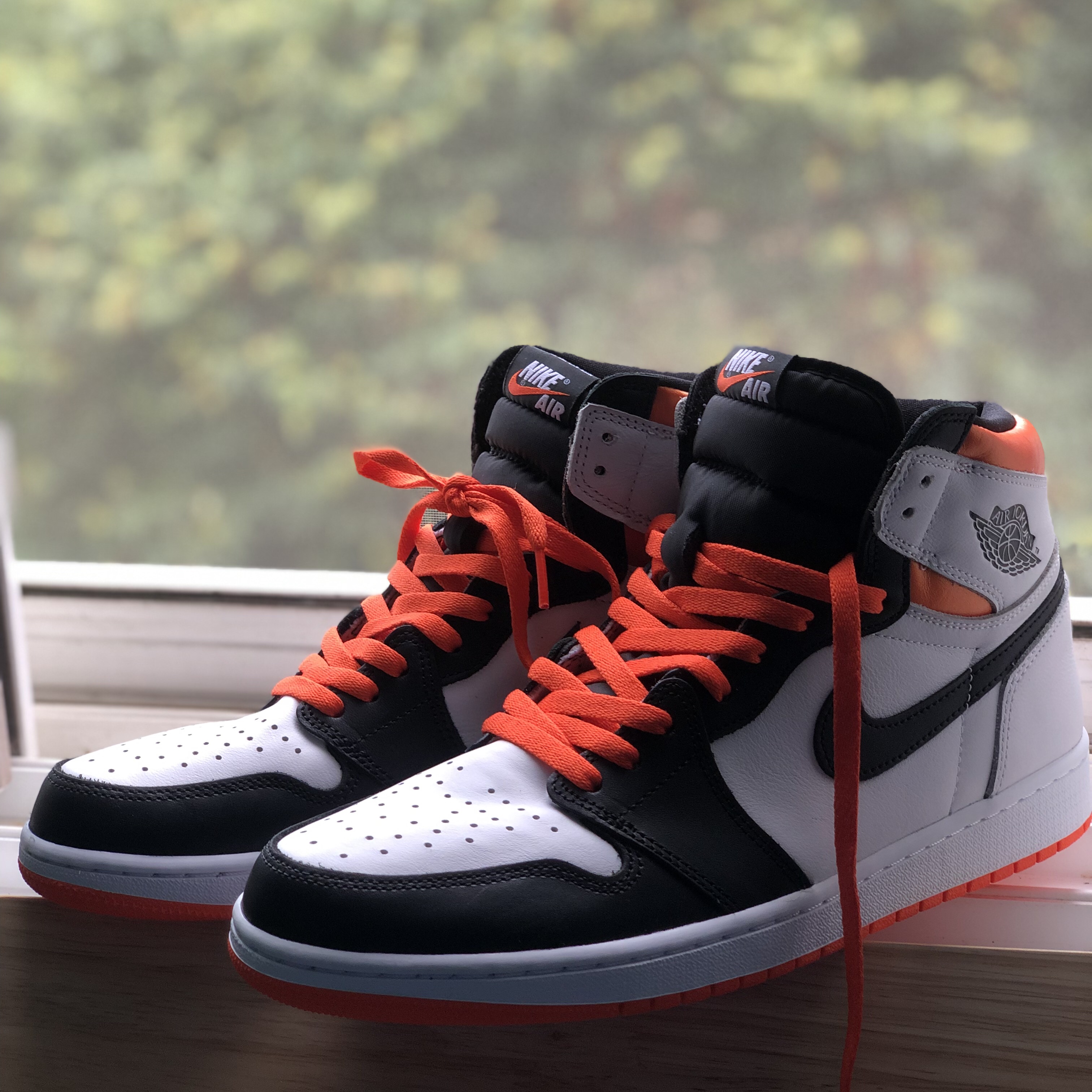Jordan 1 Retro High OG Electro Orange 착용 스타일