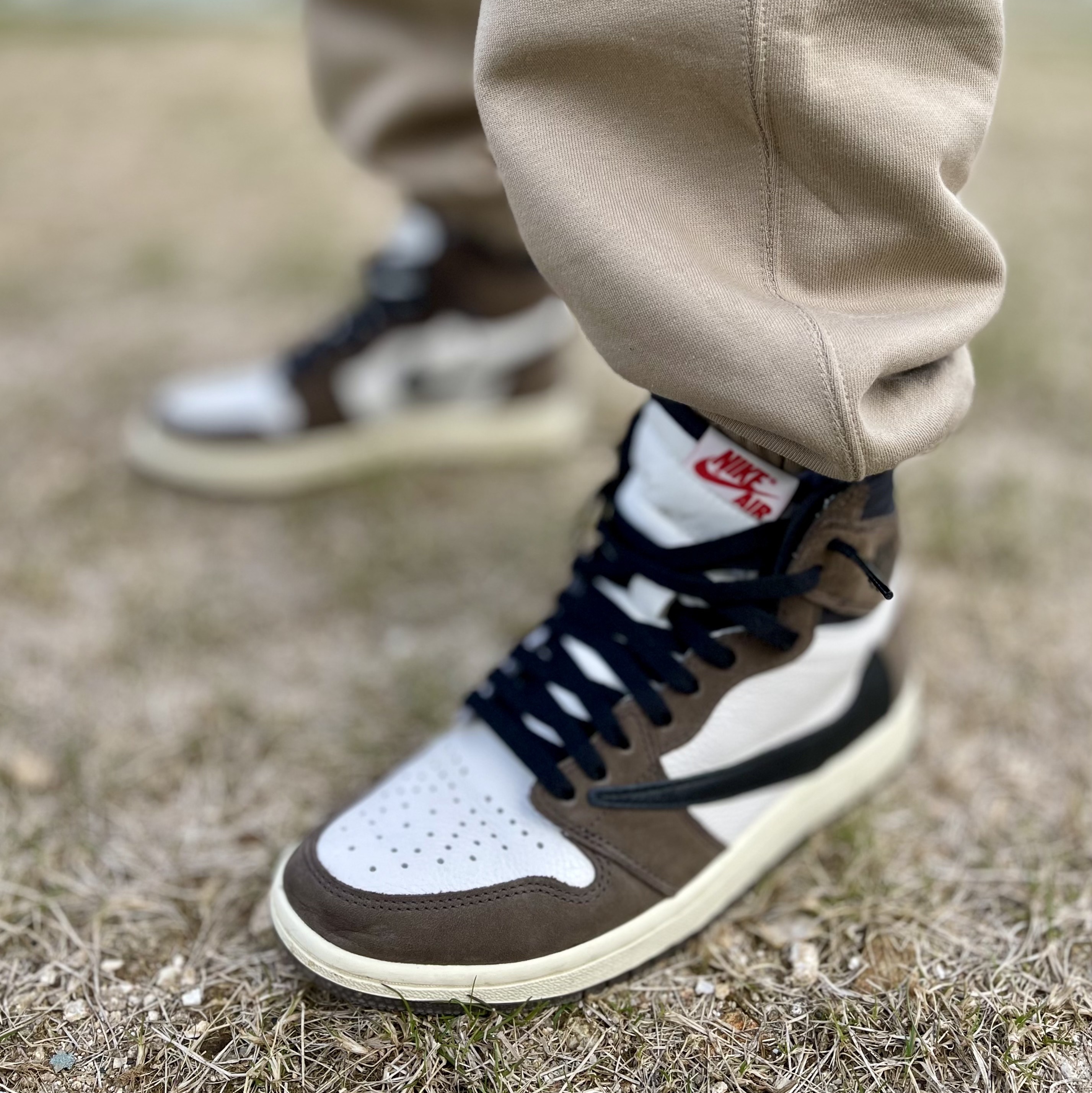 Jordan 1 x Travis Scott Retro High OG SP Mocha, Nike NRG Solo Swoosh Fleece Pants Khaki - Asia 착용 스타일