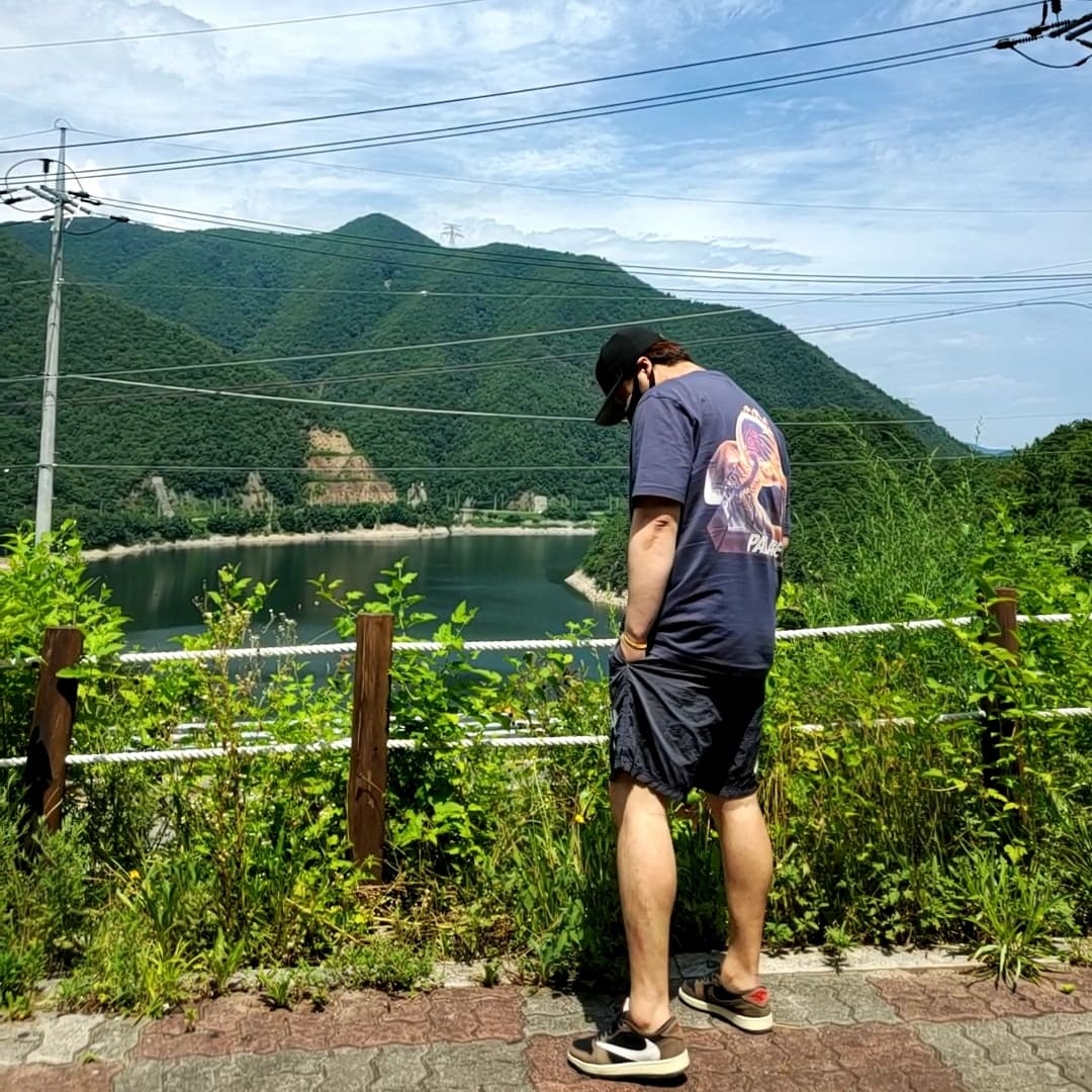Jordan 1 x Travis Scott Retro Low OG SP Mocha, Palace Tri-Gaine T-Shirt Navy - 20SS 착용 스타일 - 3