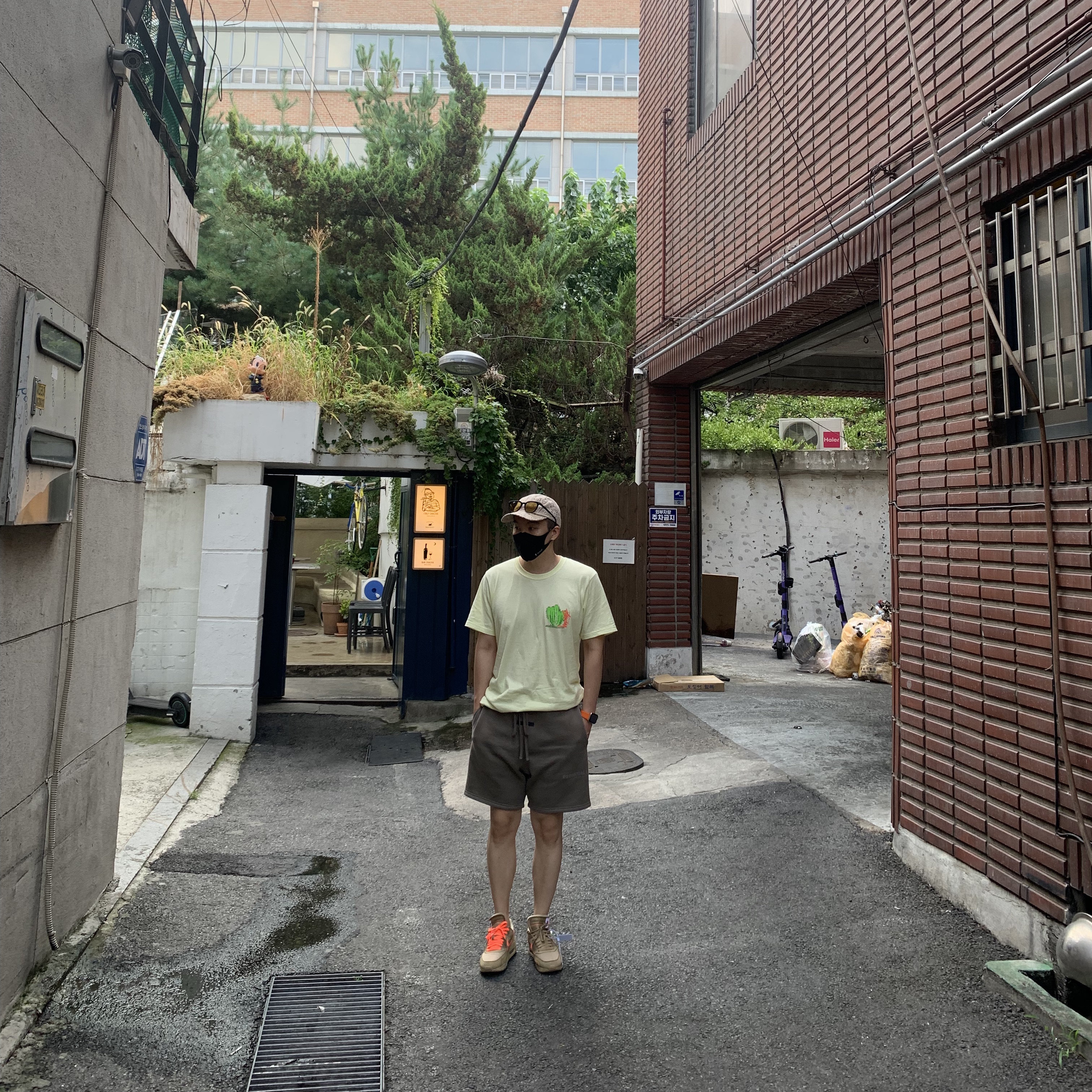 Nike x Off-White Air Max 90 V2 Desert Ore, Essentials Sweatshorts Taupe - 21SS 착용 스타일 - 2