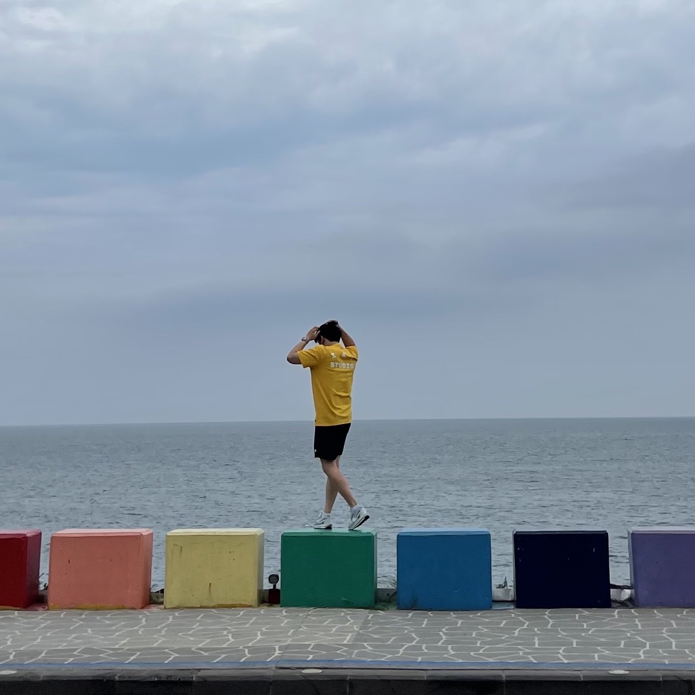 IAB Studio T-Shirt Yellow, Nike x Sacai LDWaffle Summit White 착용 스타일