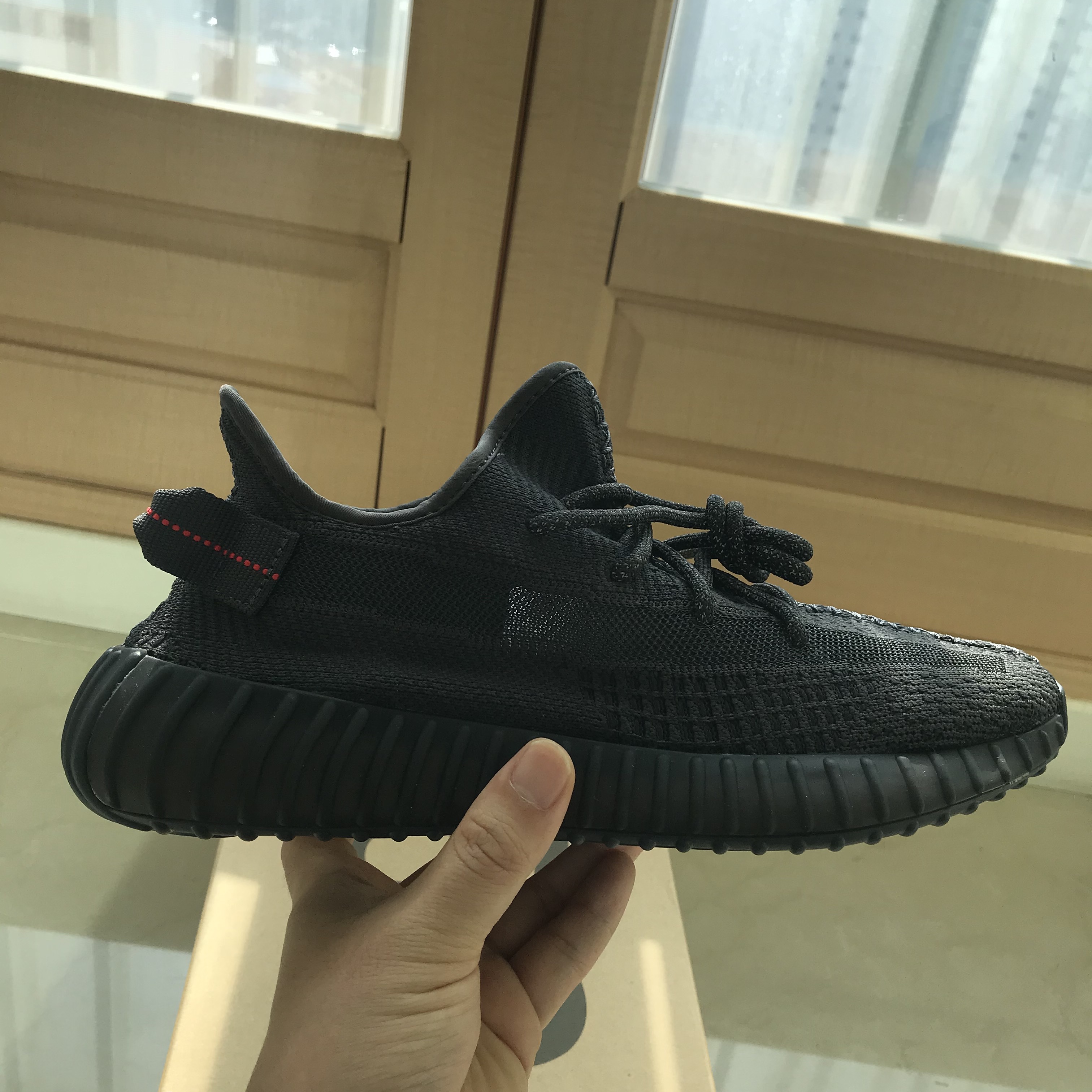 Adidas Yeezy Boost 350 V2 Black - Non-Reflective 착용 스타일 - 1