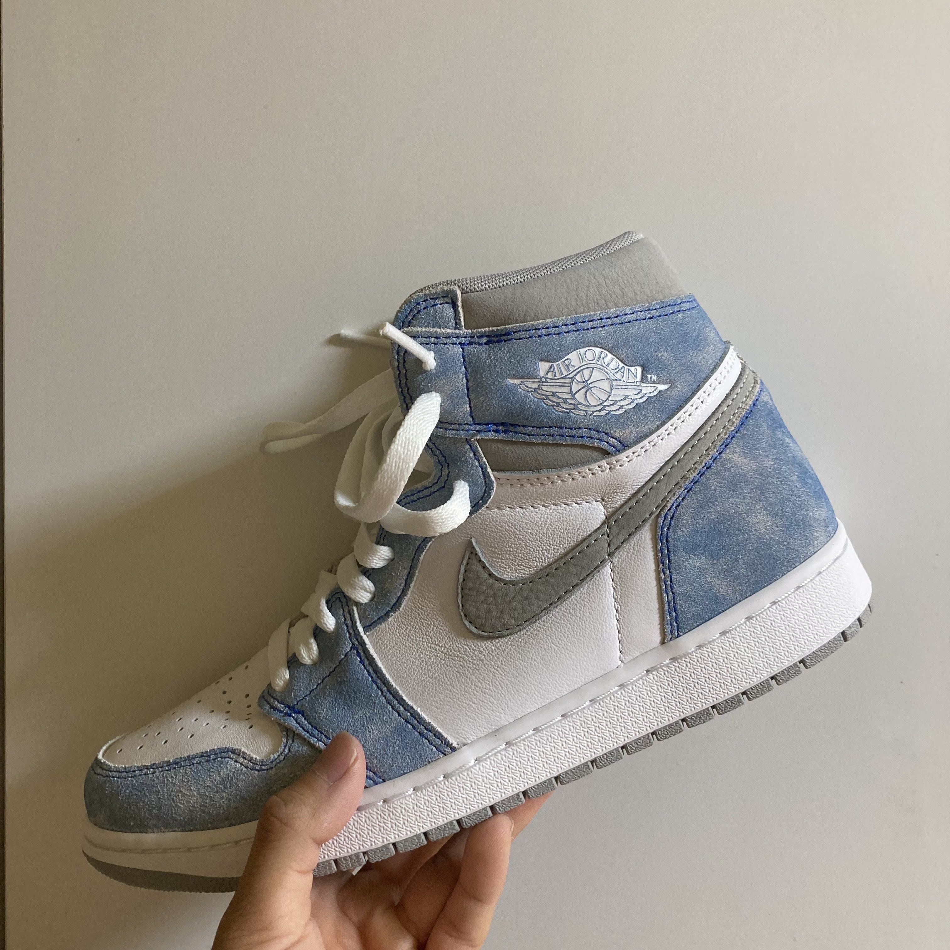 Jordan 1 Retro High OG Hyper Royal 착용 스타일