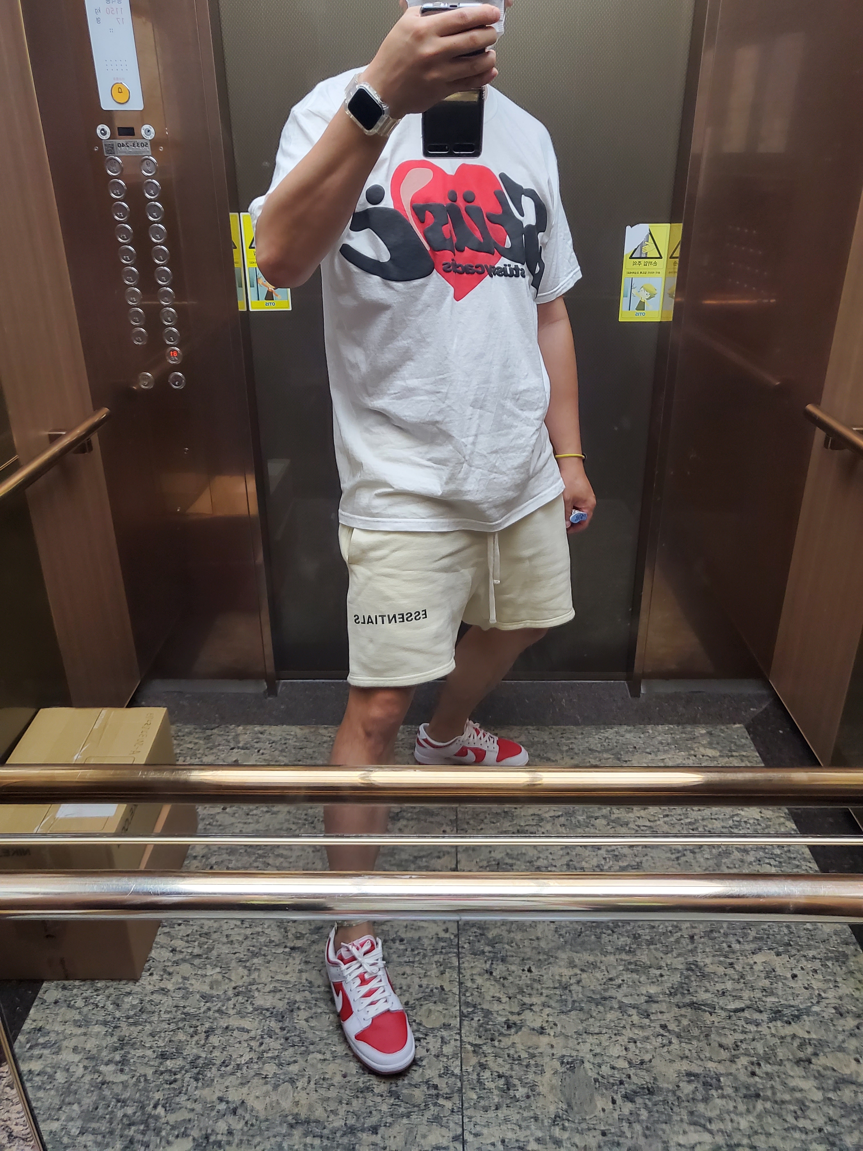 Stussy x Cactus Plant Flea Market Heart T-Shirt, Nike Dunk Low Retro Championship Red 착용 스타일 - 1