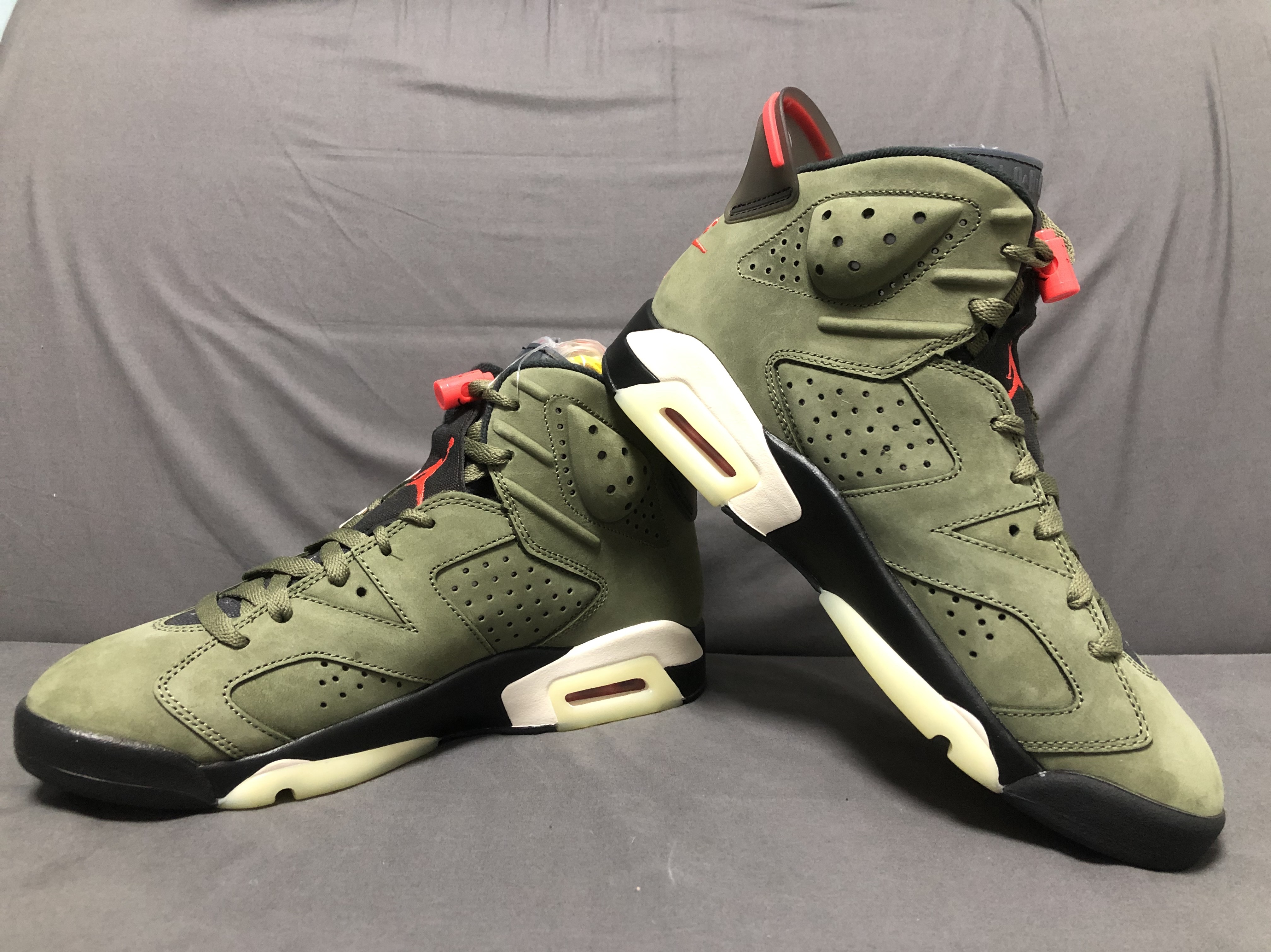 Jordan 6 x Travis Scott Retro Olive 착용 스타일 - 2