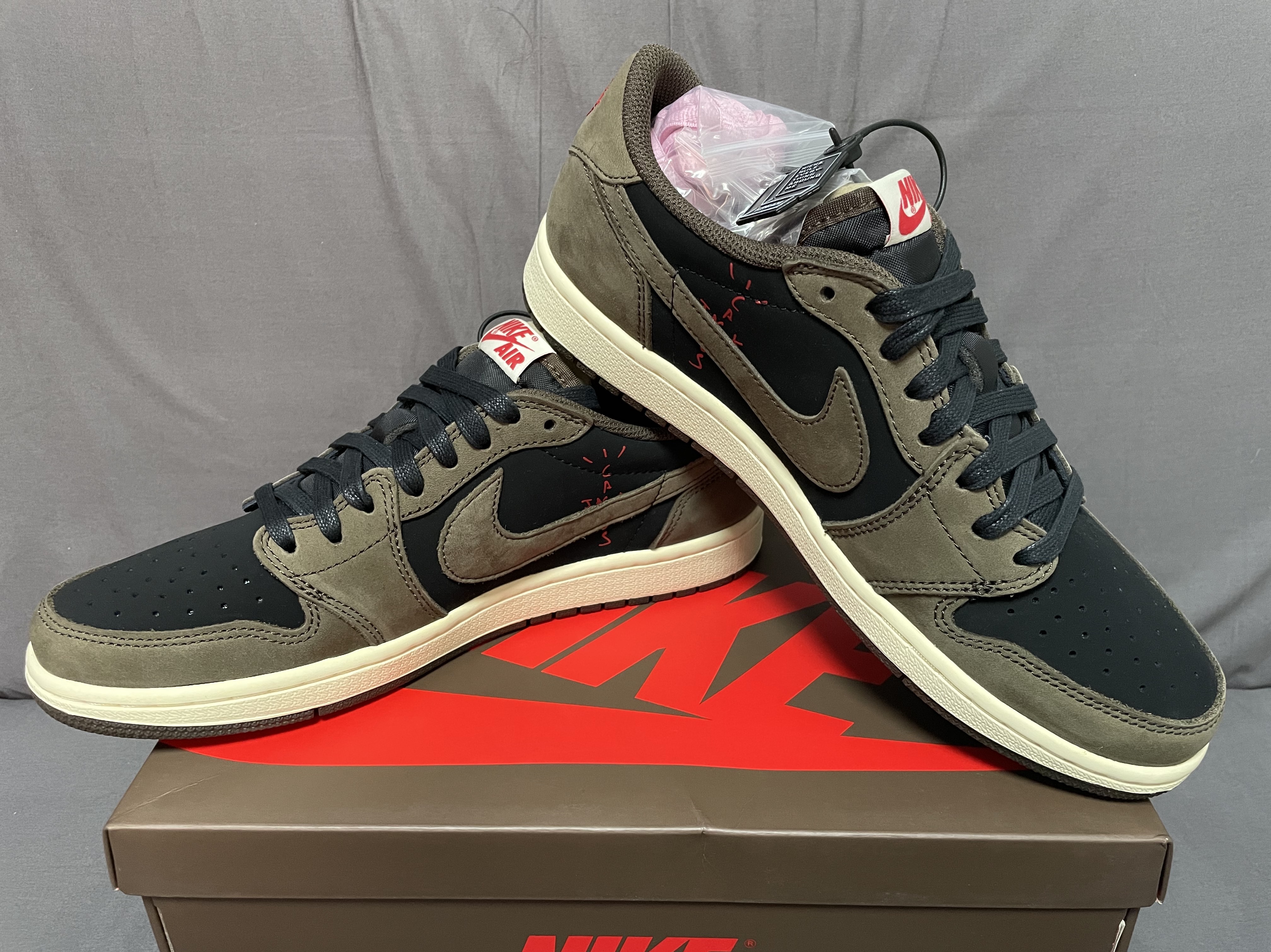 Jordan 1 x Travis Scott Retro Low OG SP Mocha 착용 스타일 - 4