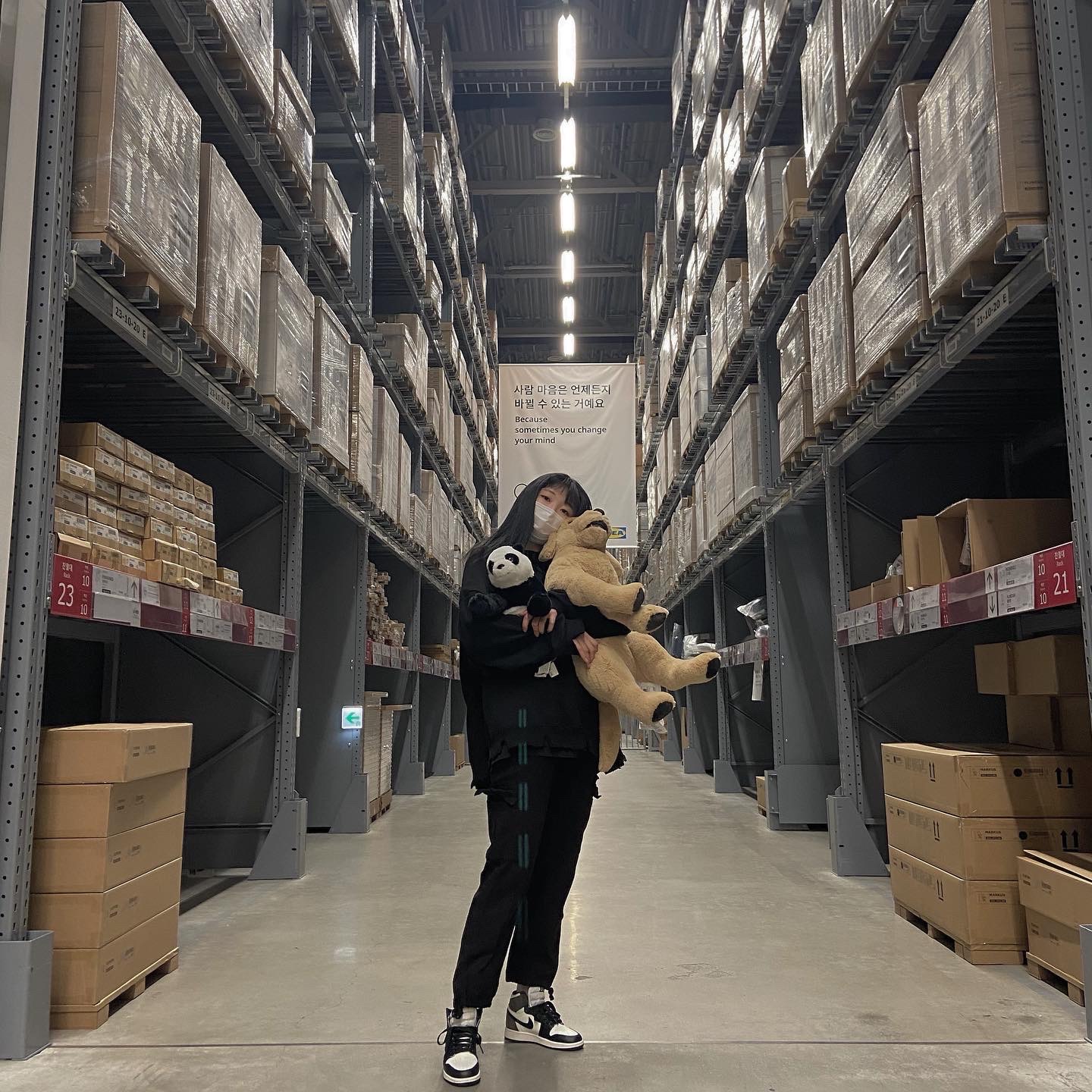 (GS) Jordan 1 Retro High OG Black Mocha 착용 스타일 - 1