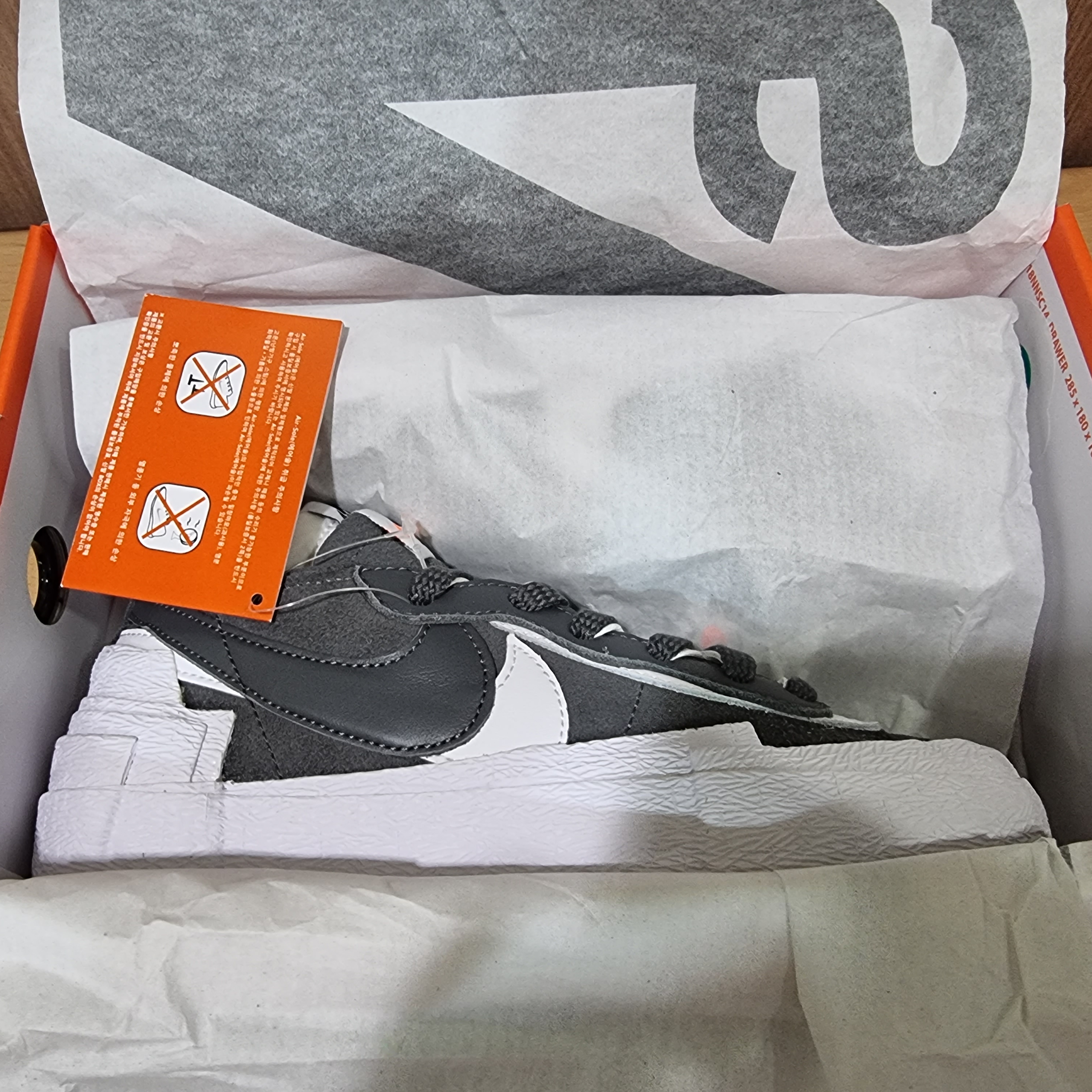 Nike x Sacai Blazer Low Iron Grey 착용 스타일 - 3