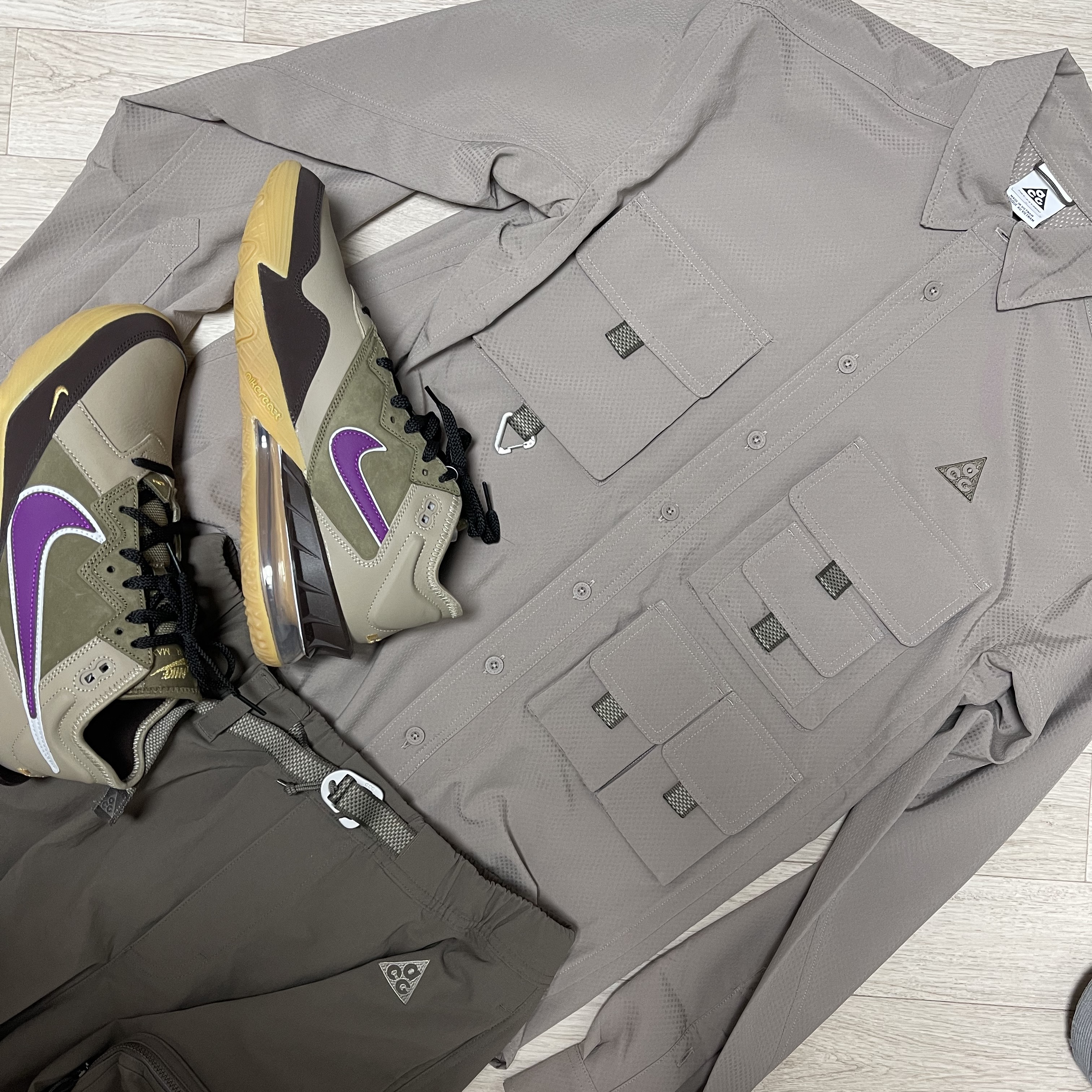 Nike ACG Cargo Shorts Ironstone - Asia, Nike ACG Devastation Trail Work Shirt Moon Fossil - Asia 착용 스타일 - 1