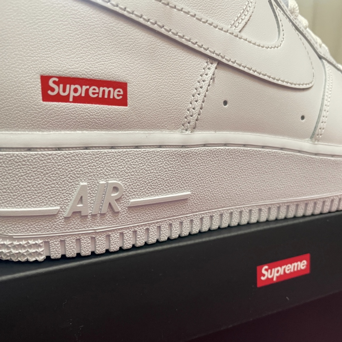 Nike x Supreme Air Force 1 Low White 착용 스타일