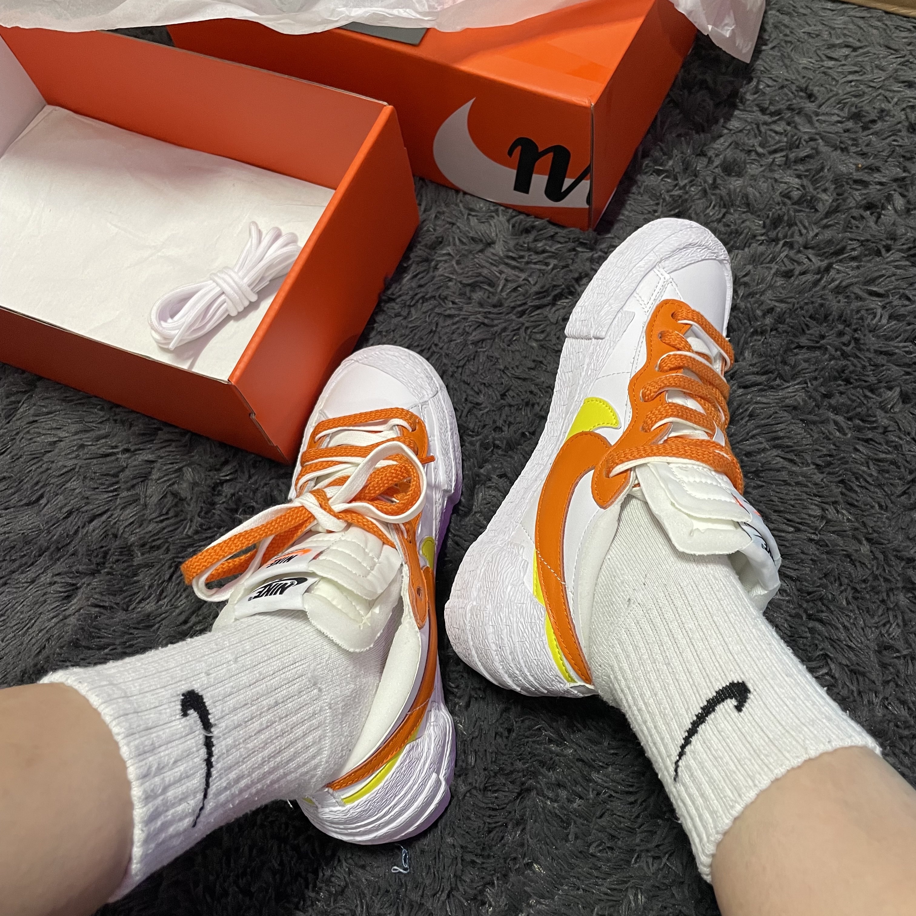 Nike x Sacai Blazer Low Magma Orange 착용 스타일 - 4