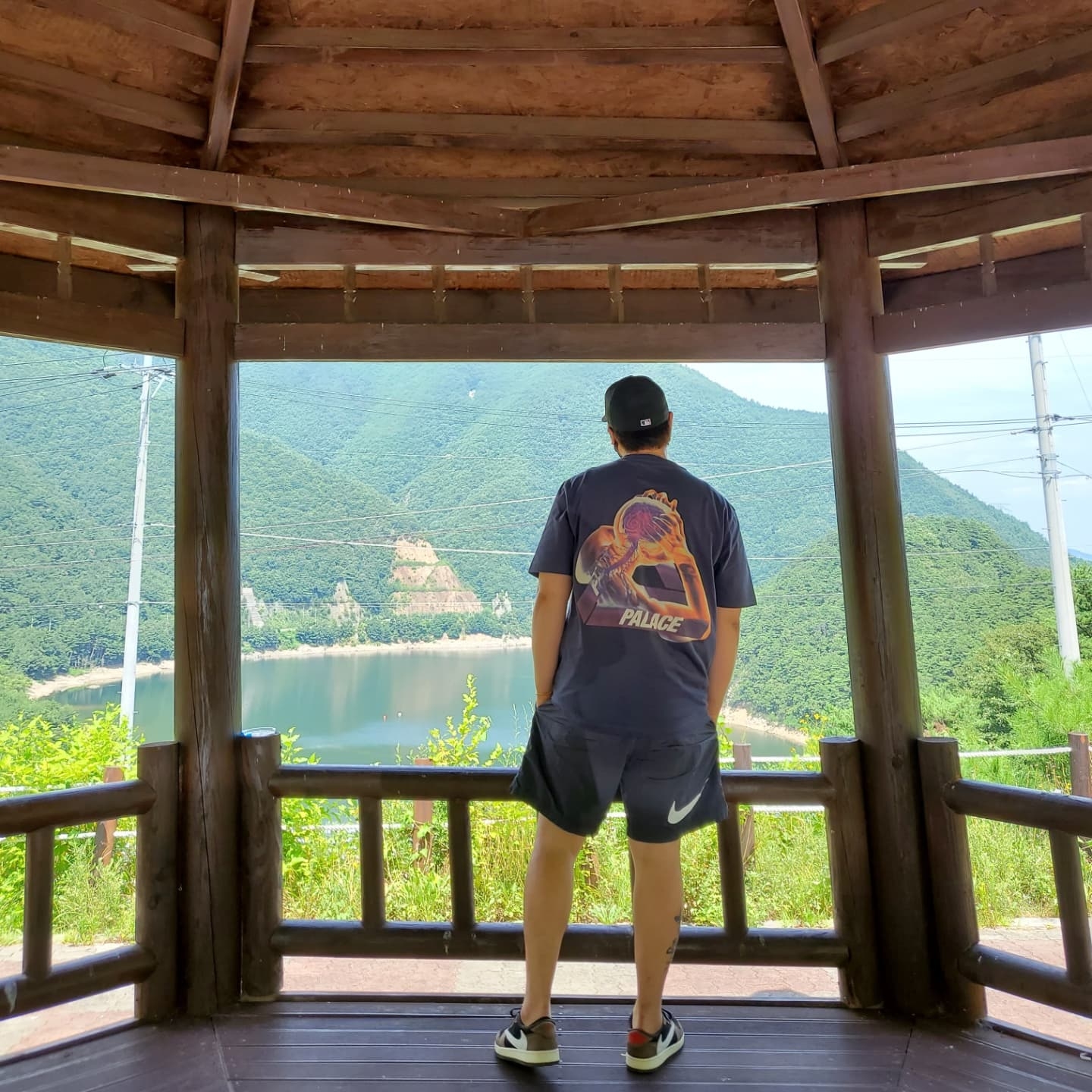 Jordan 1 x Travis Scott Retro Low OG SP Mocha, Palace Tri-Gaine T-Shirt Navy - 20SS 착용 스타일 - 1