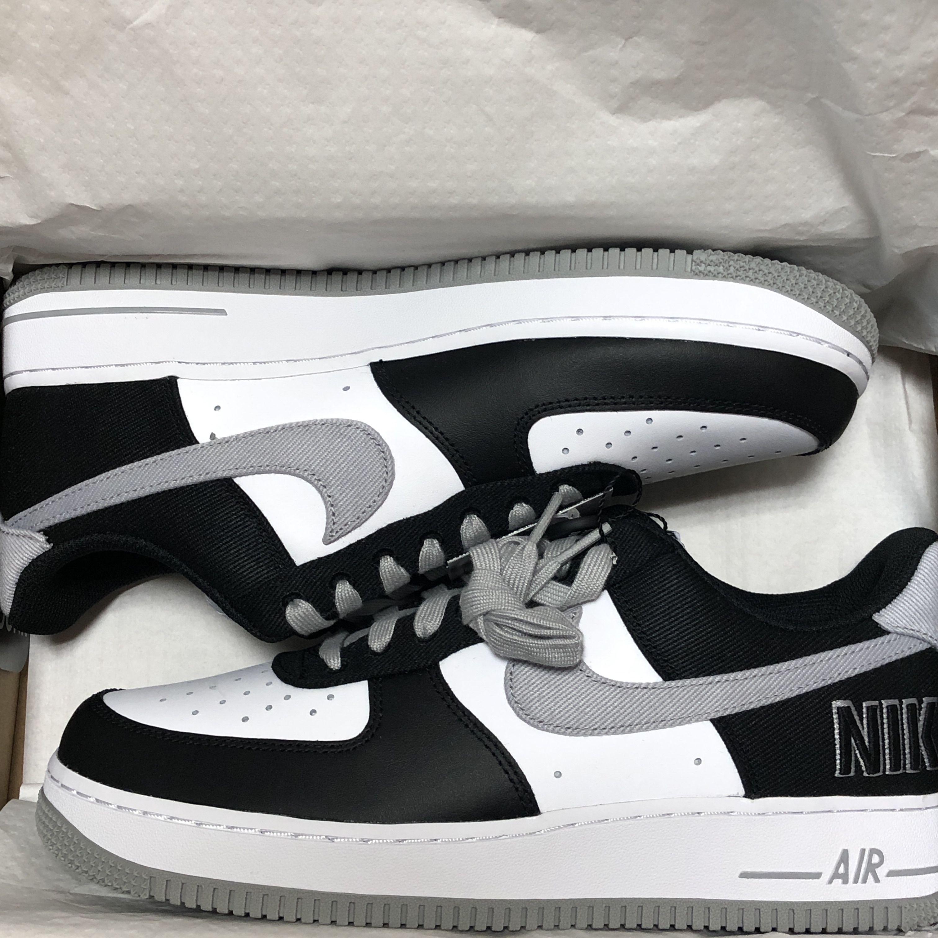 Nike Air Force 1 '07 LV8 EMB Black Silver 착용 스타일