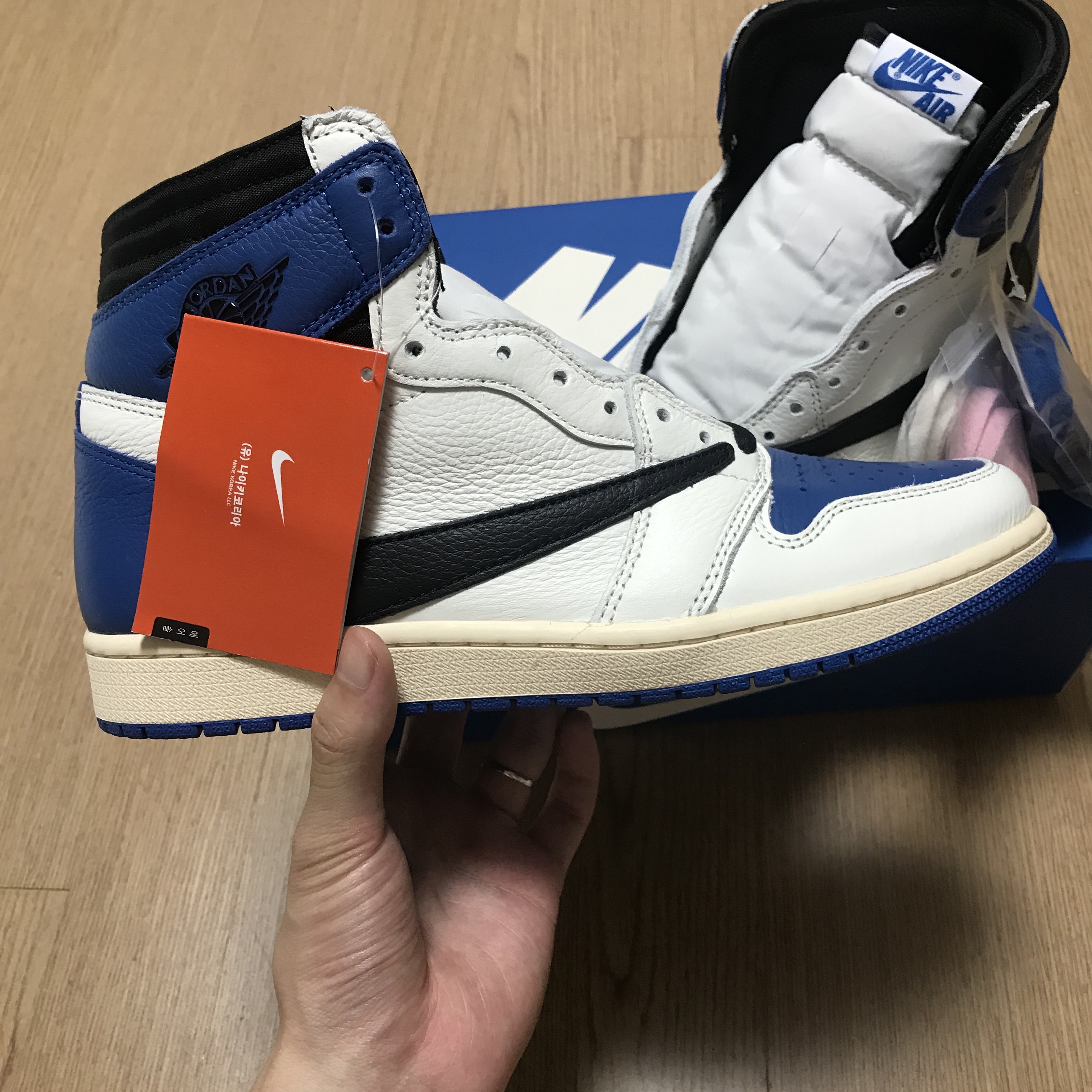 Jordan 1 x Travis Scott x Fragment Retro High OG SP Military Blue, Jordan 1 Low OG Neutral Grey 착용 스타일 - 4