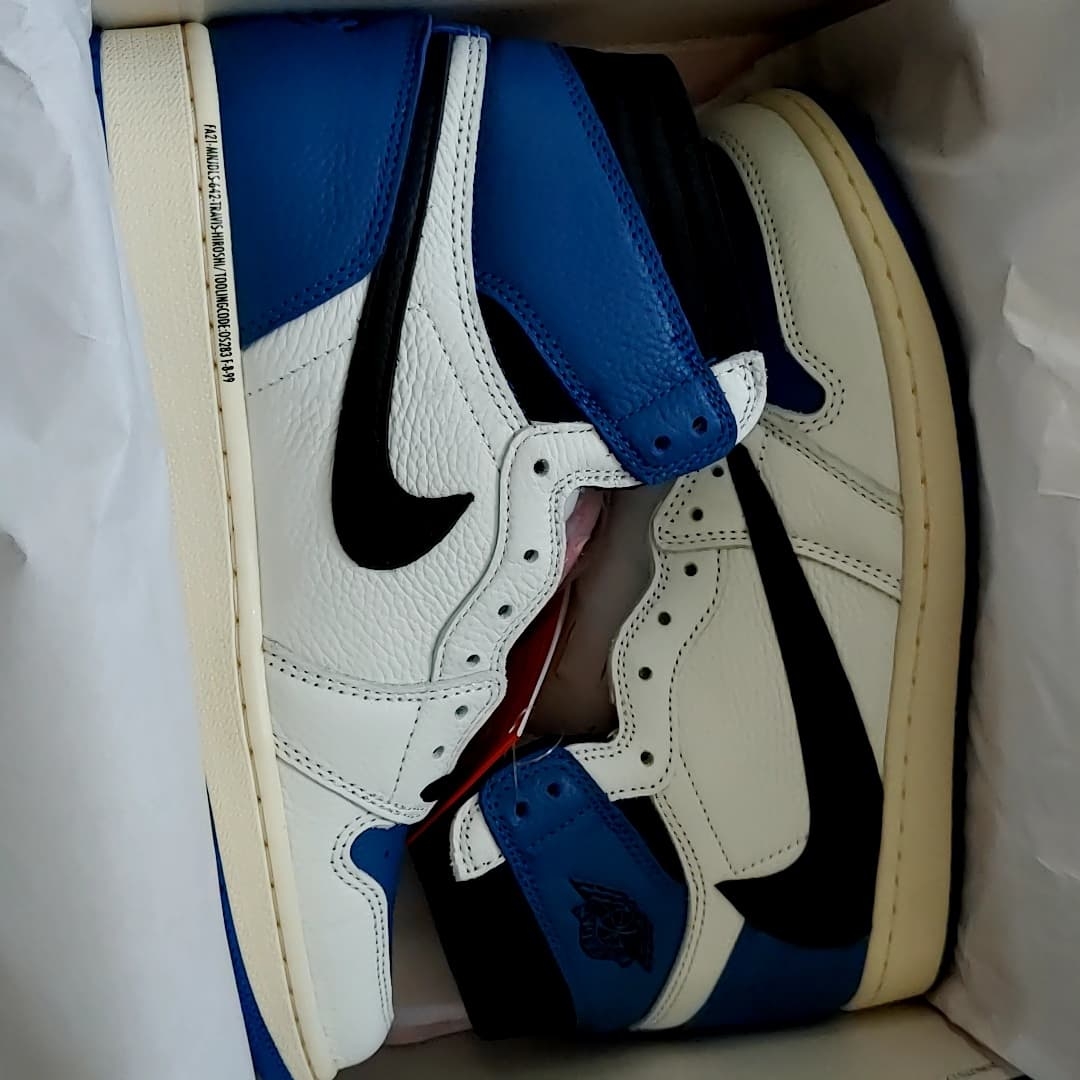 Jordan 1 x Travis Scott x Fragment Retro High OG SP Military Blue 착용 스타일 - 1