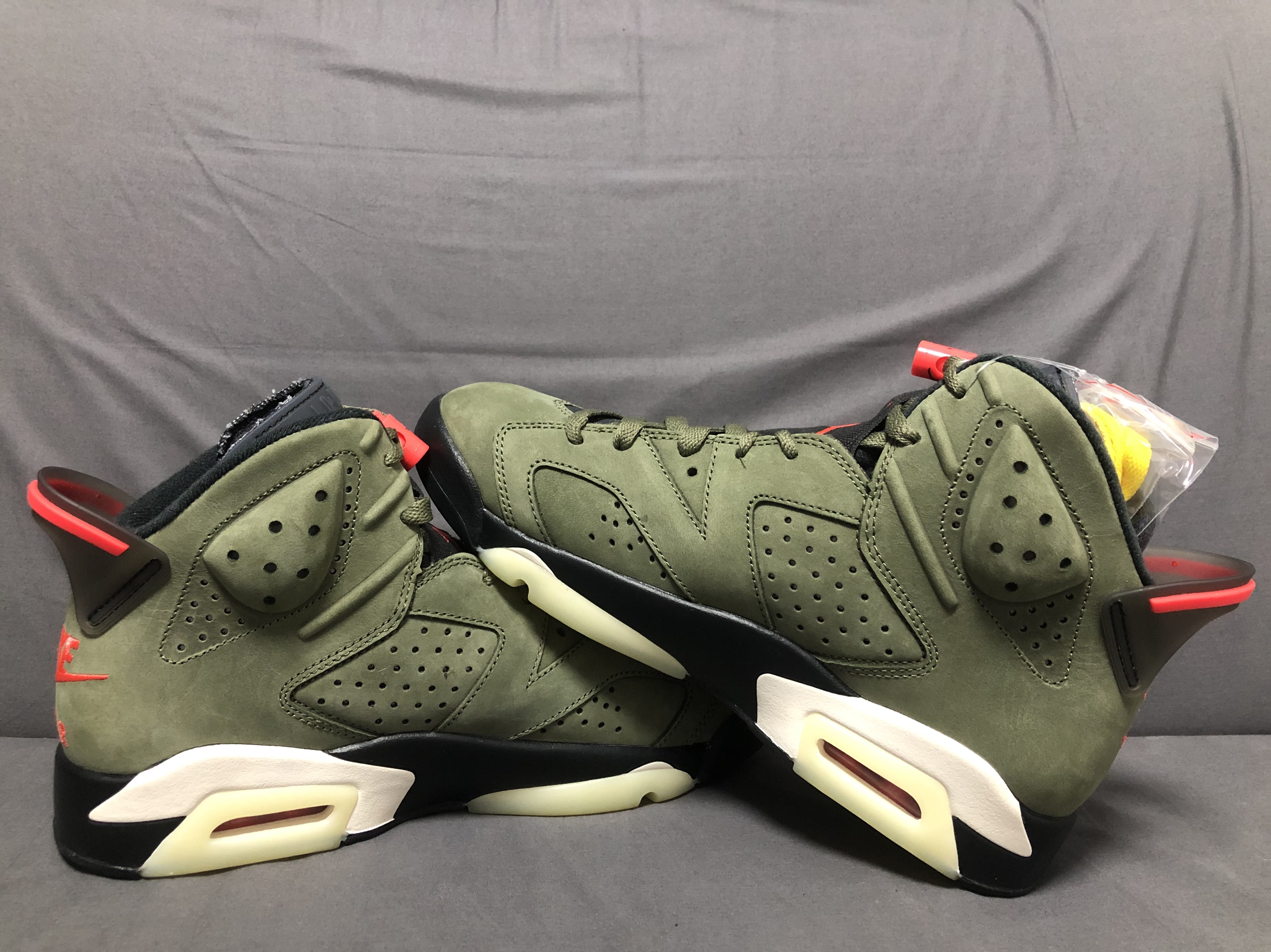 Jordan 6 x Travis Scott Retro Olive 착용 스타일 - 4