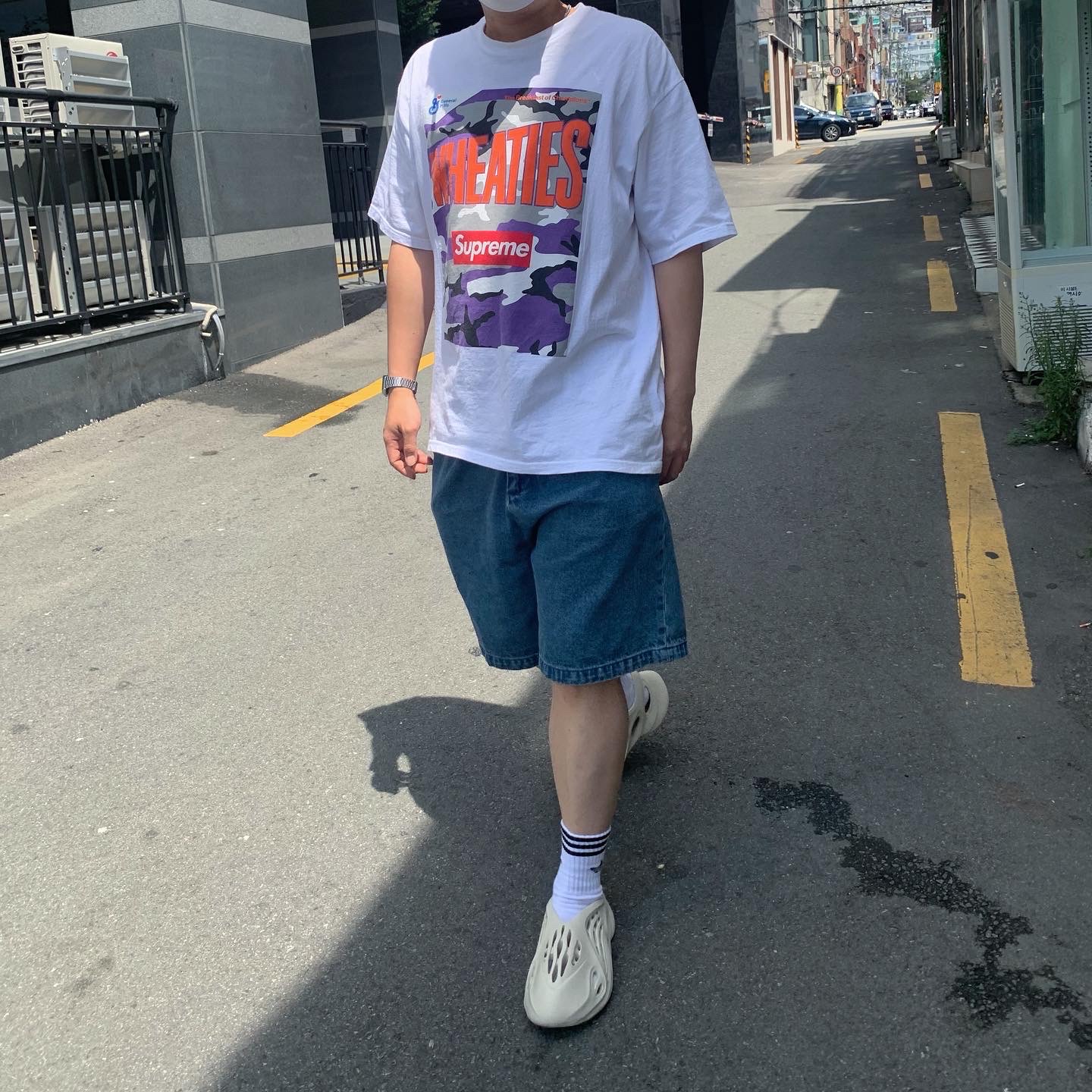 Supreme Wheaties T-Shirt White - 21SS, Adidas Yeezy Foam RNNR Sand 착용 스타일 - 2
