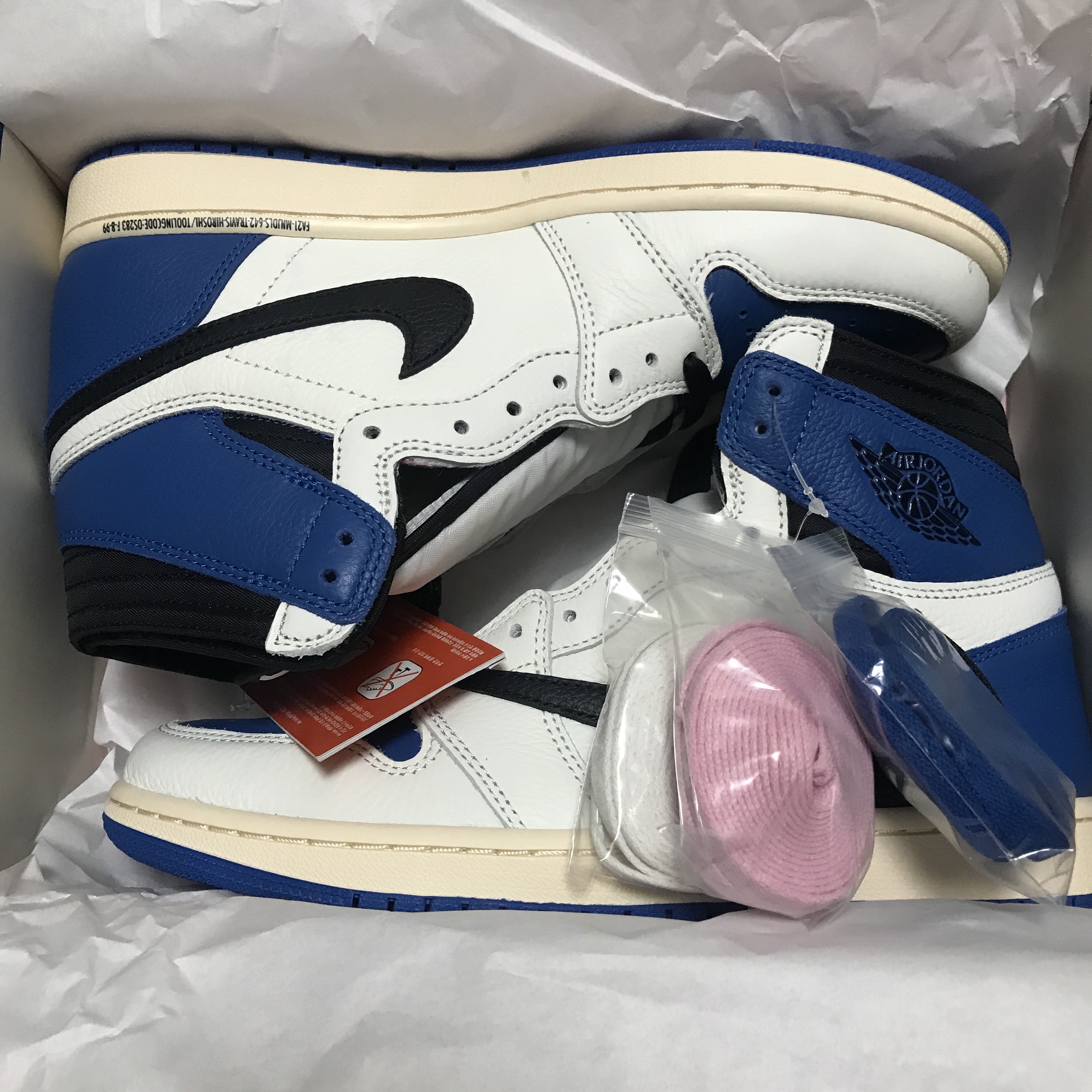 Jordan 1 x Travis Scott x Fragment Retro High OG SP Military Blue, Jordan 1 Low OG Neutral Grey 착용 스타일 - 2