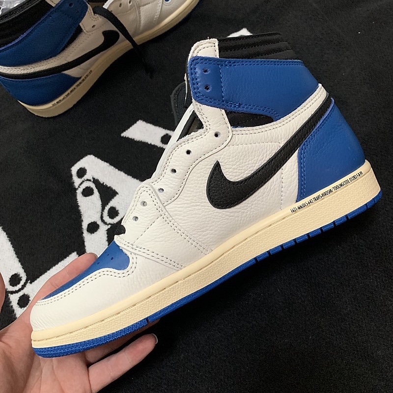 Jordan 1 x Travis Scott x Fragment Retro High OG SP Military Blue 착용 스타일 - 3