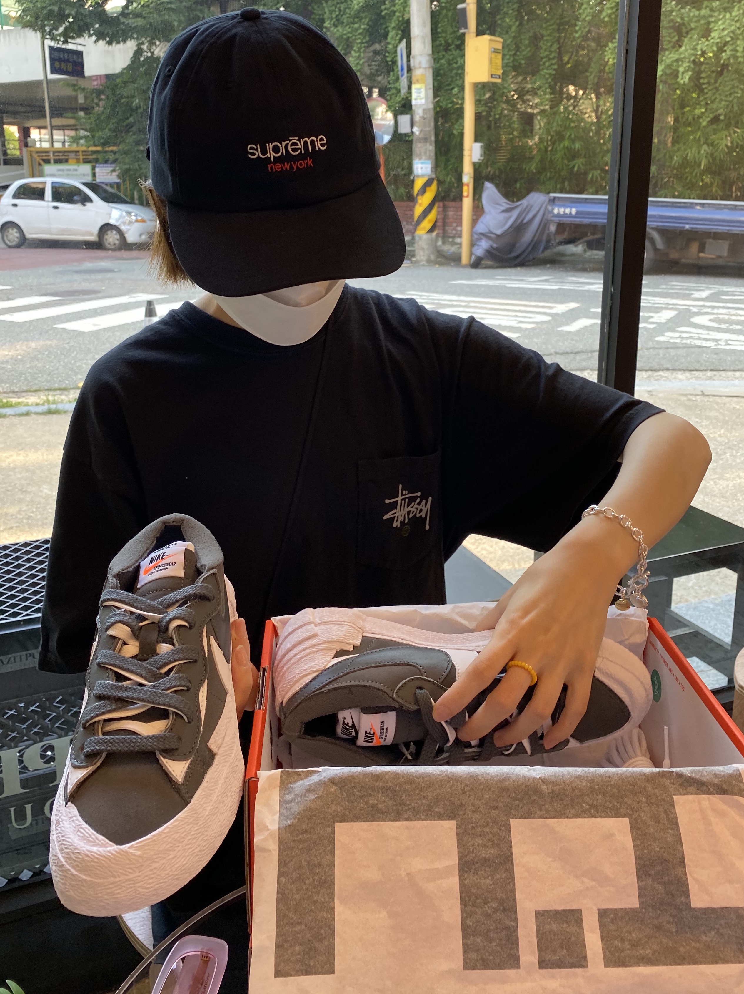 Nike x Sacai Blazer Low Iron Grey, Supreme Classic Logo 6-Panel Black - 21SS 착용 스타일 - 3
