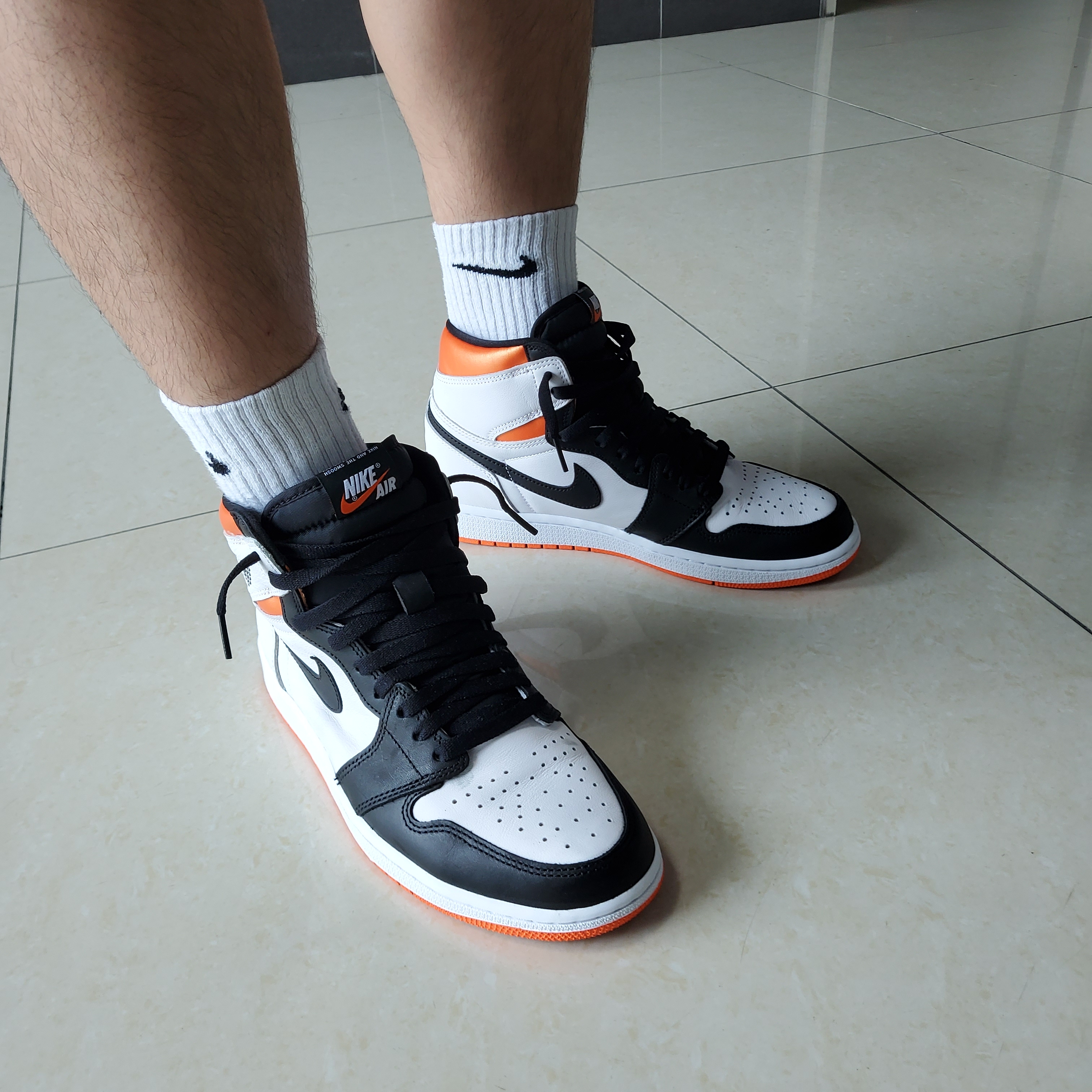 Jordan 1 Retro High OG Electro Orange 착용 스타일