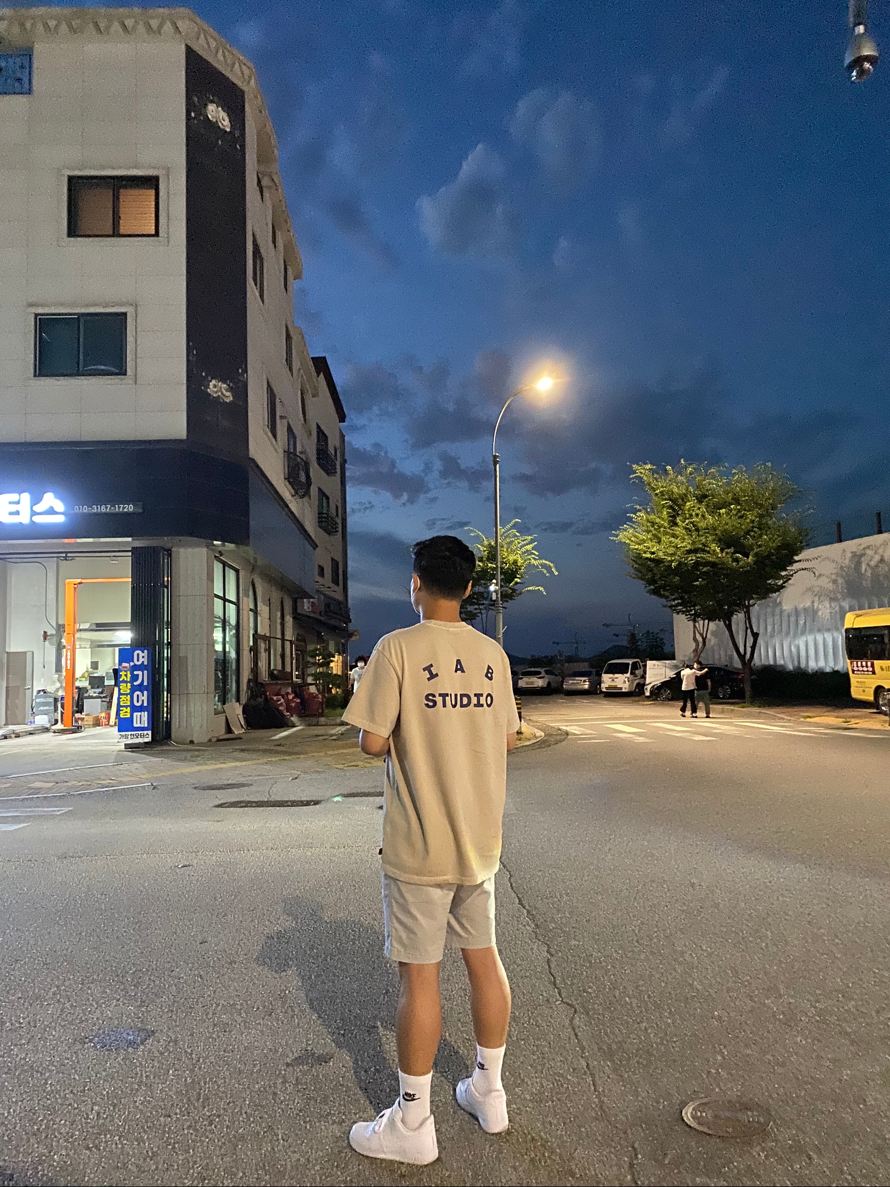 IAB Studio Pigment T-Shirt Oatmeal, Nike Air Force 1 '07 Low White 착용 스타일 - 3