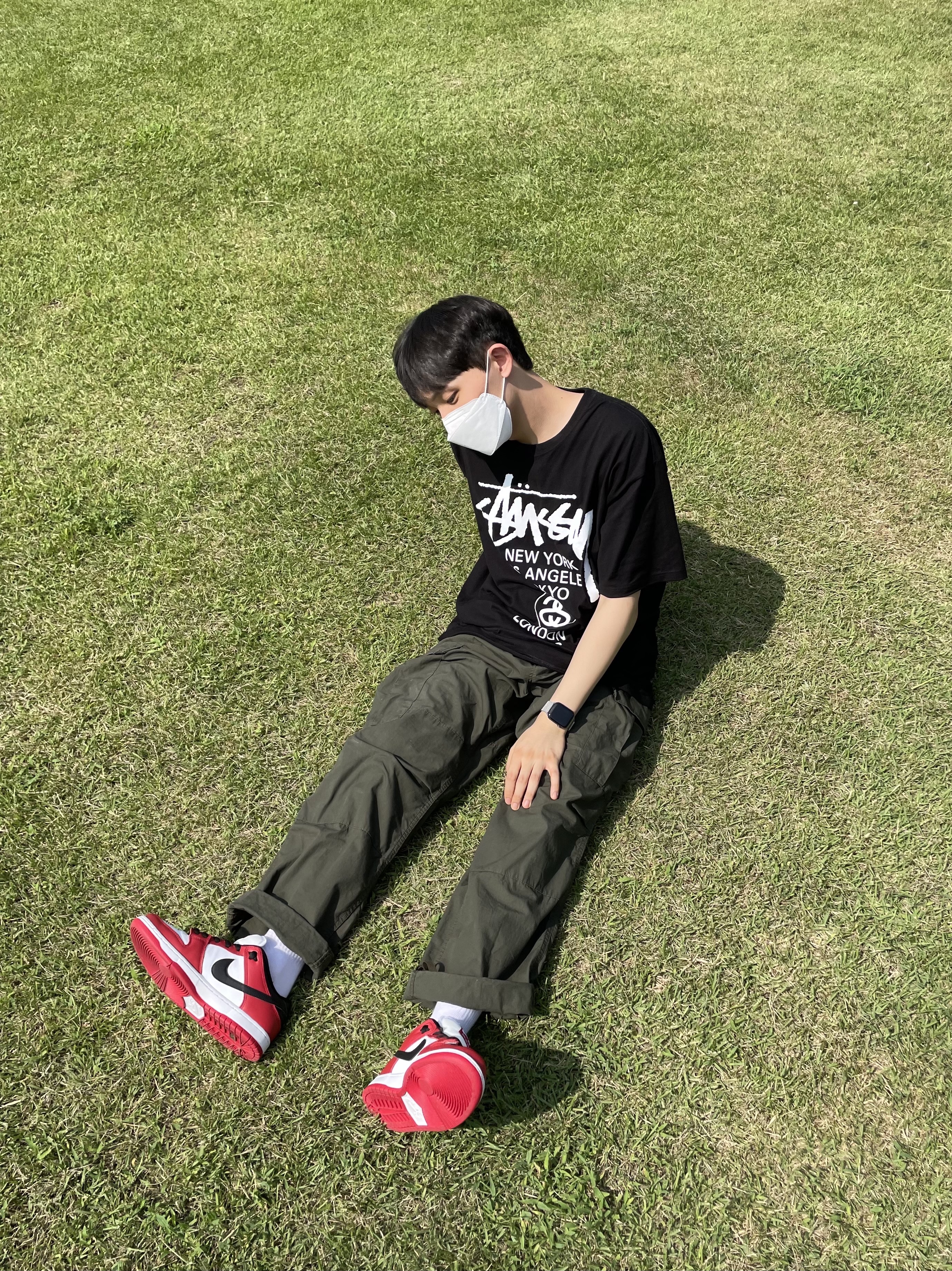 Nike SB Dunk Low Pro Chicago, Stussy World Tour T-Shirt Black 착용 스타일 - 1