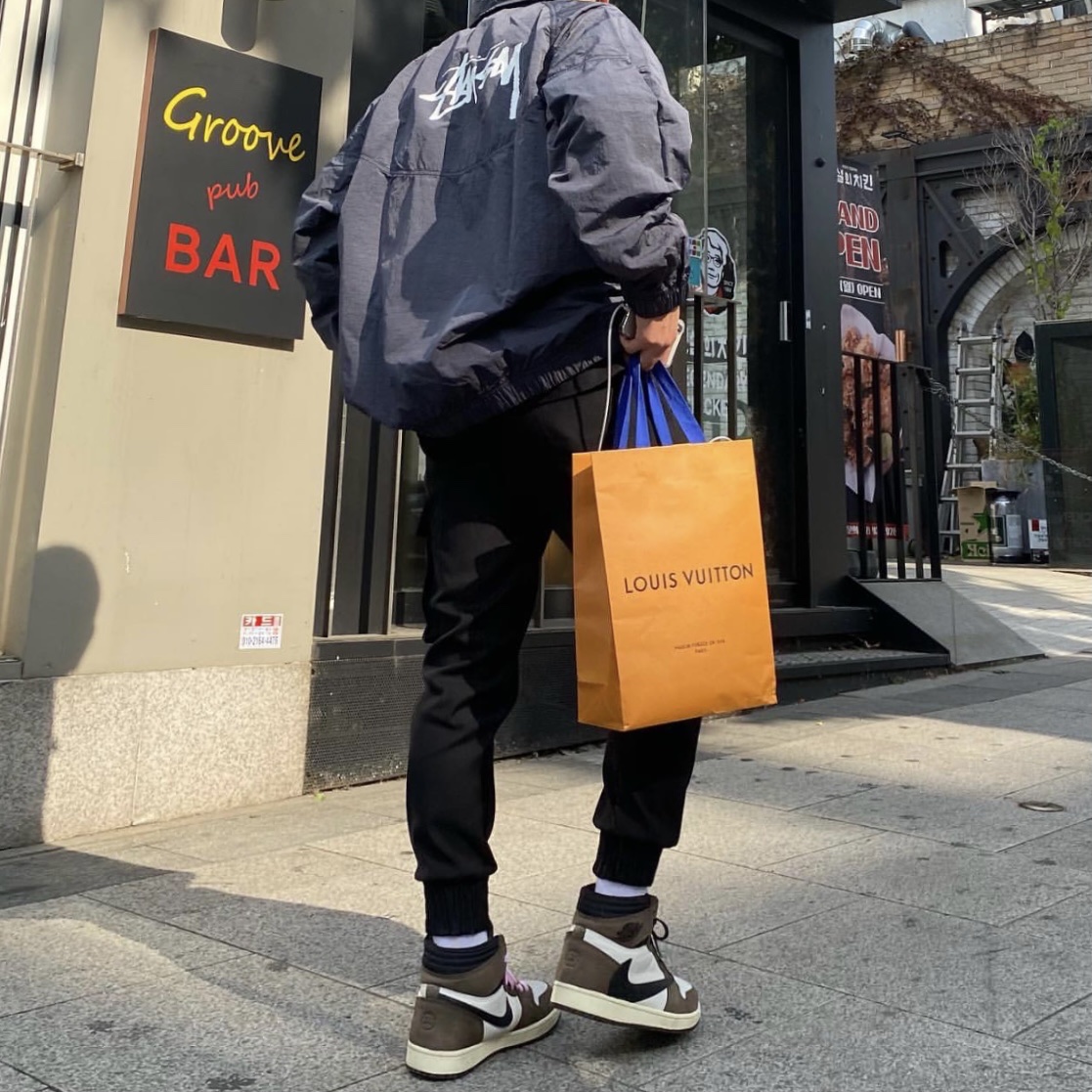 Jordan 1 x Travis Scott Retro High OG SP Mocha, Nike x Stussy Windrunner Jacket Off Noir 착용 스타일