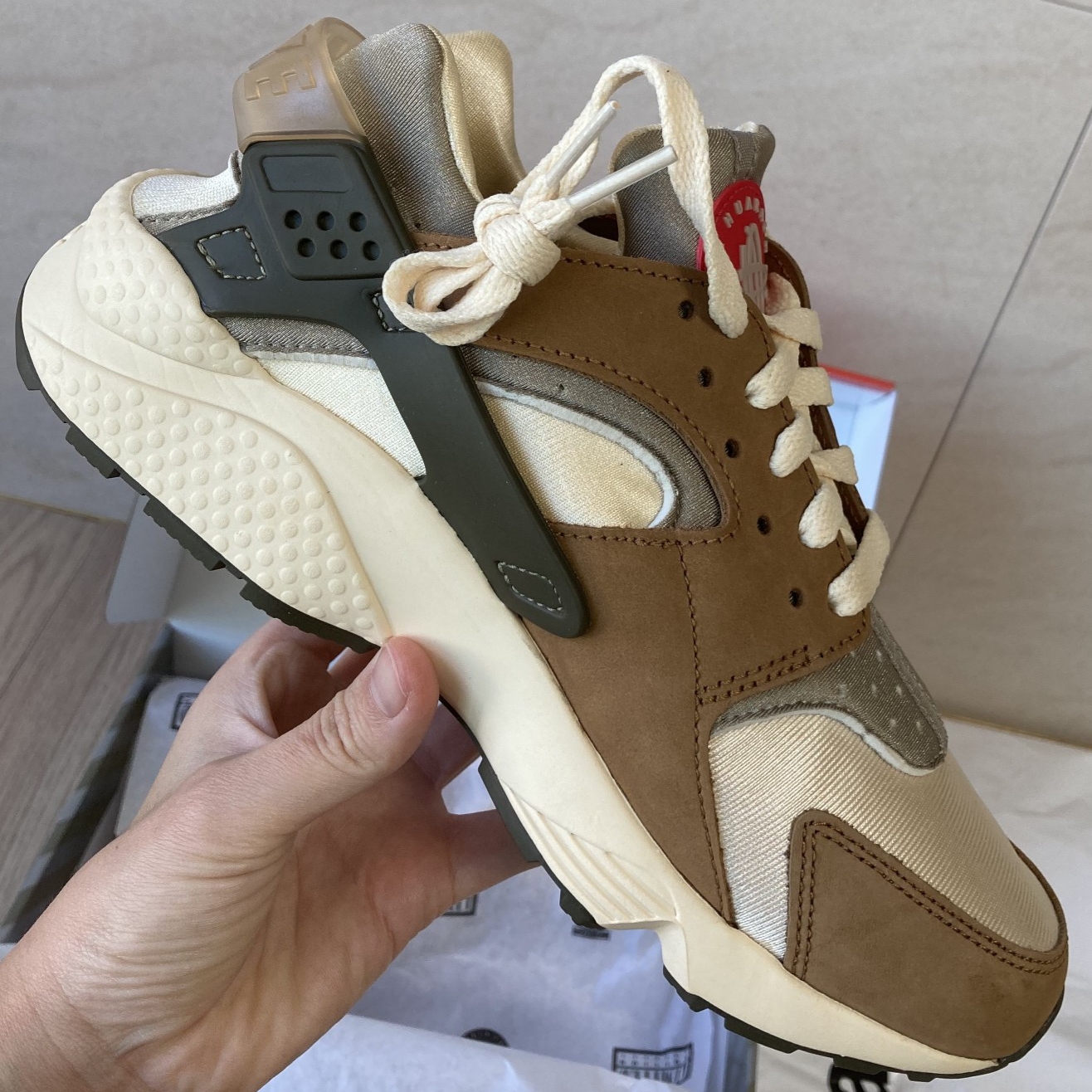 Nike x Stussy Air Huarache LE Desert Oak 착용 스타일