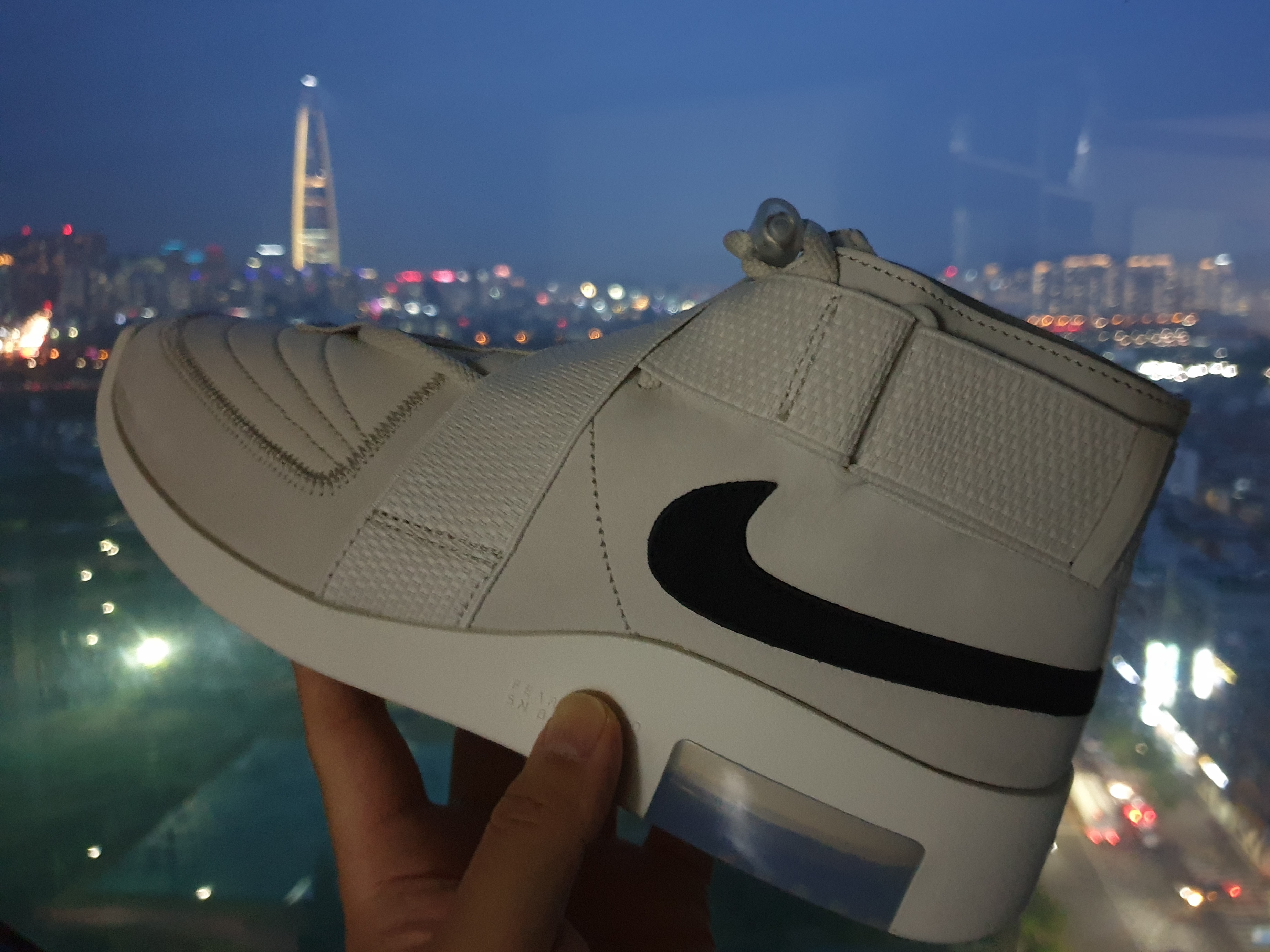Nike x Fear of God Air Fear of God Raid Light Bone 착용 스타일
