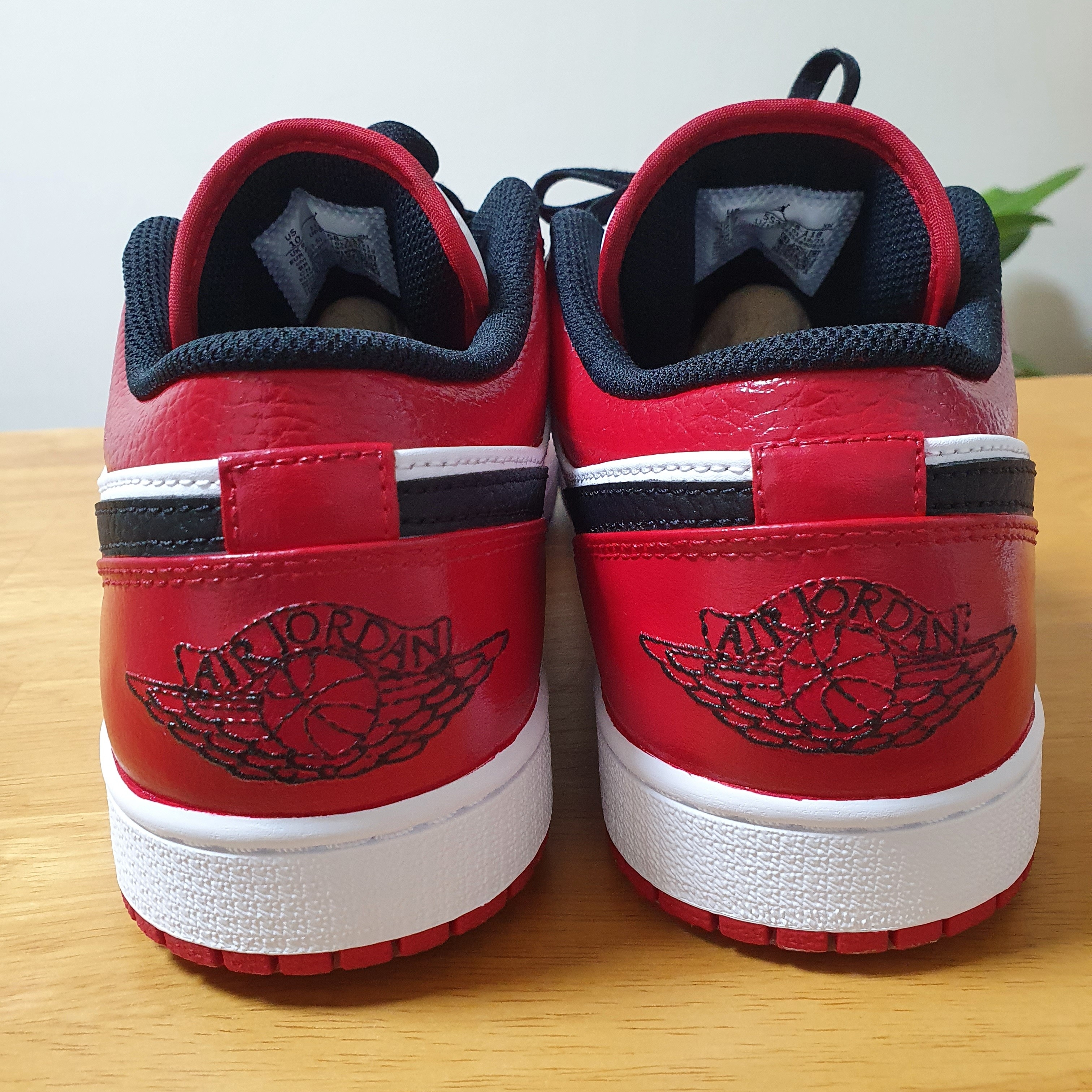 Jordan 1 Low White Red Black 착용 스타일 - 3