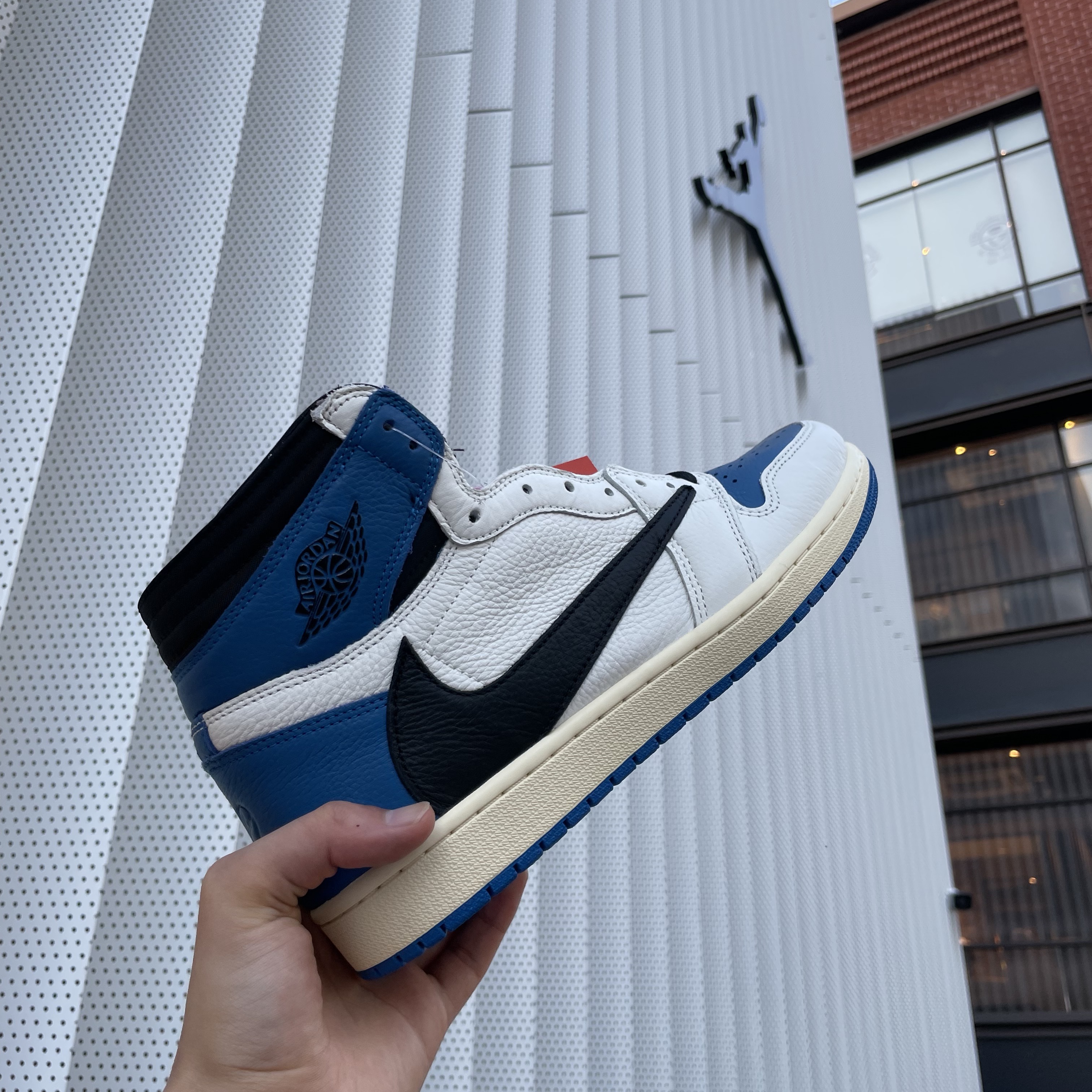 Jordan 1 x Travis Scott x Fragment Retro High OG SP Military Blue 착용 스타일