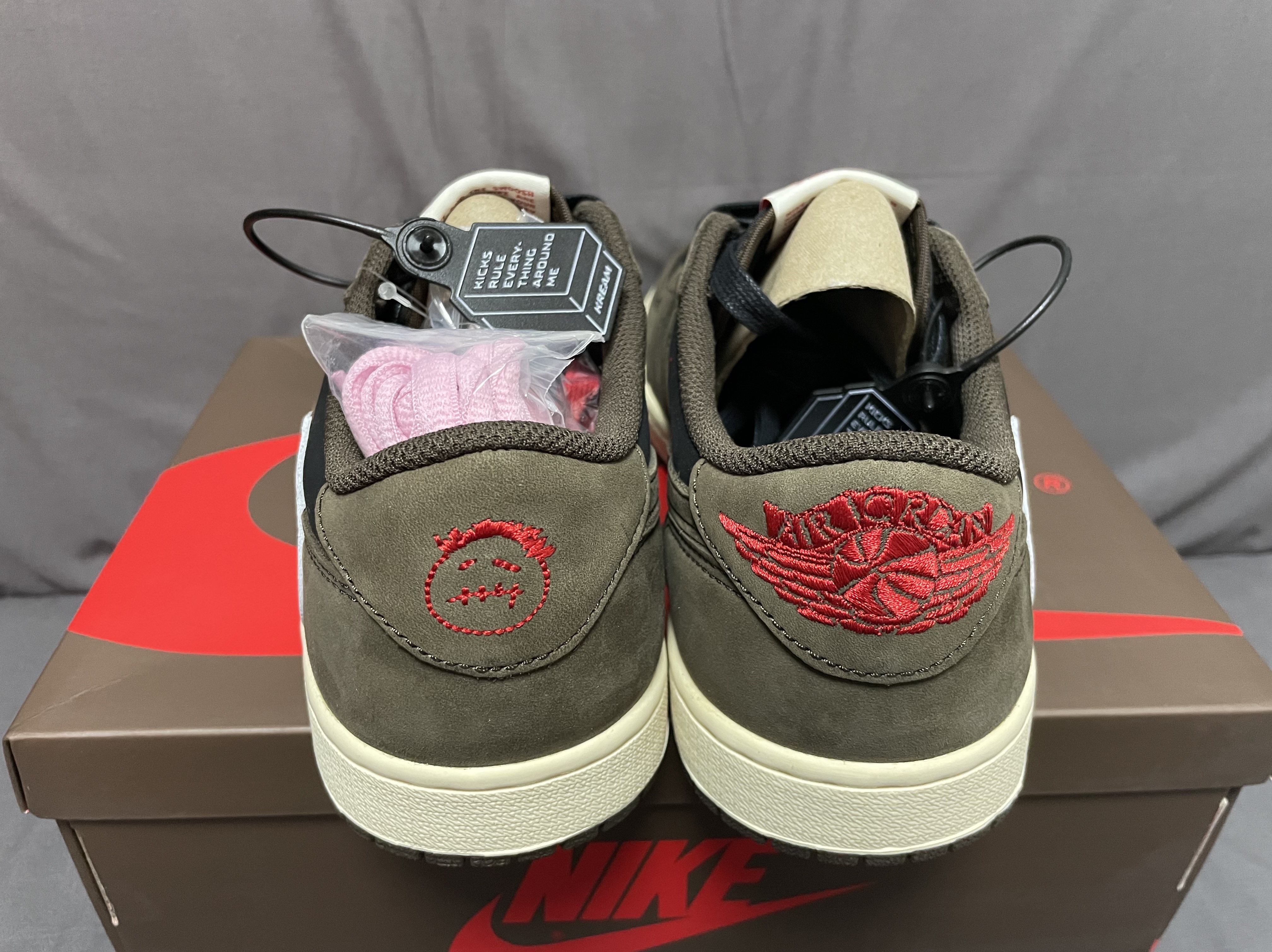 Jordan 1 x Travis Scott Retro Low OG SP Mocha 착용 스타일 - 2