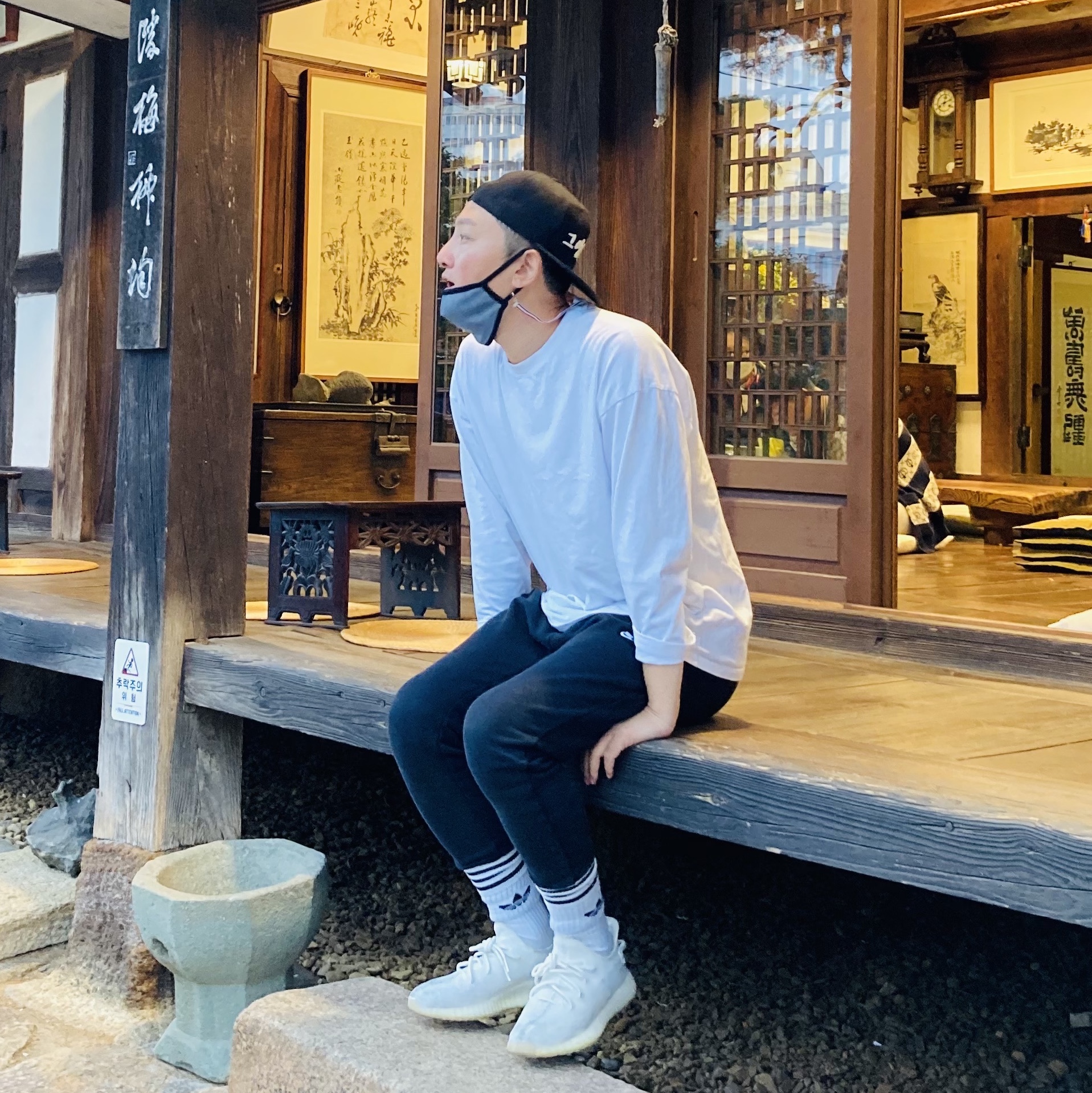 Adidas Yeezy Boost 350 V2 Cream/Triple White 착용 스타일 - 2