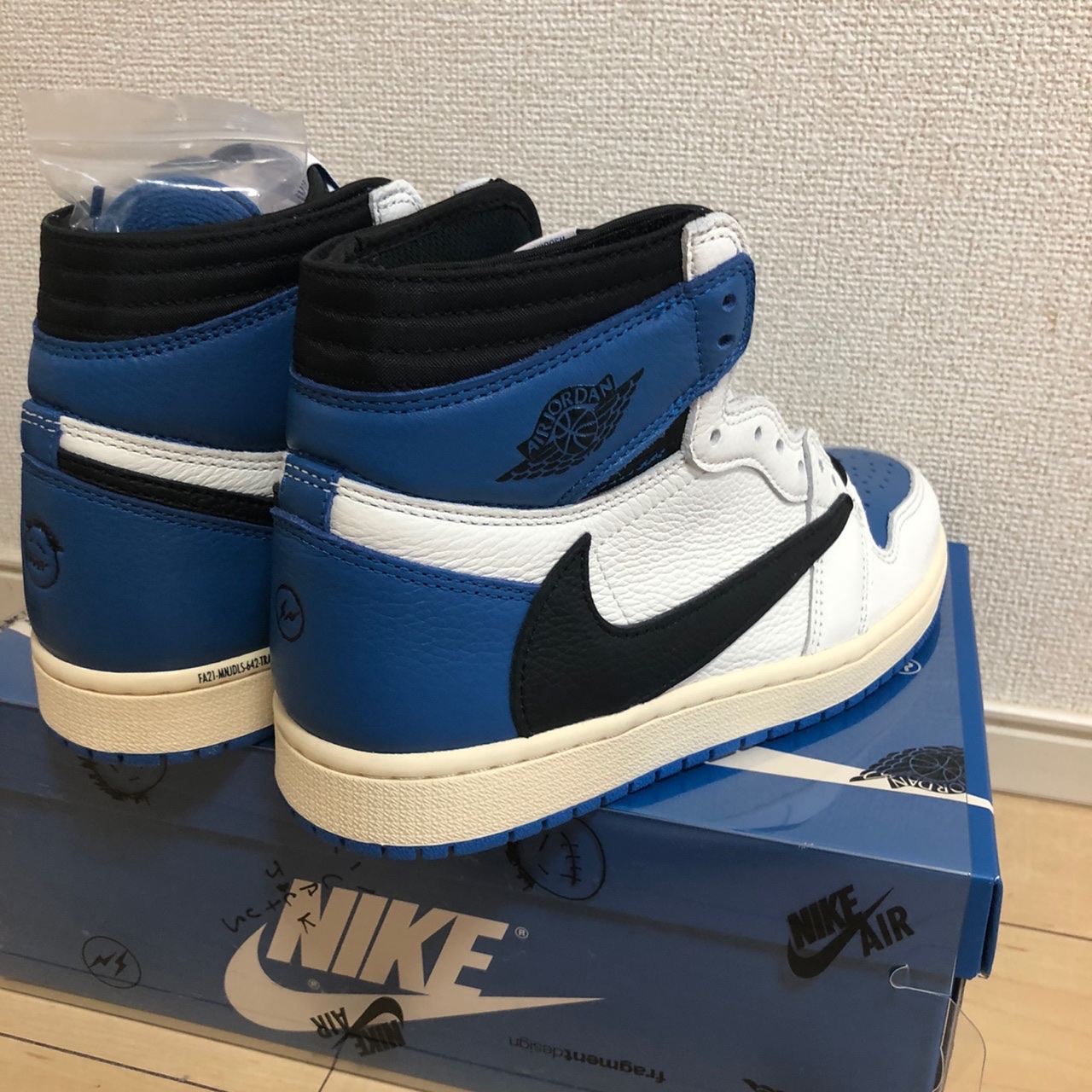 Jordan 1 x Travis Scott x Fragment Retro High OG SP Military Blue 착용 스타일 - 4