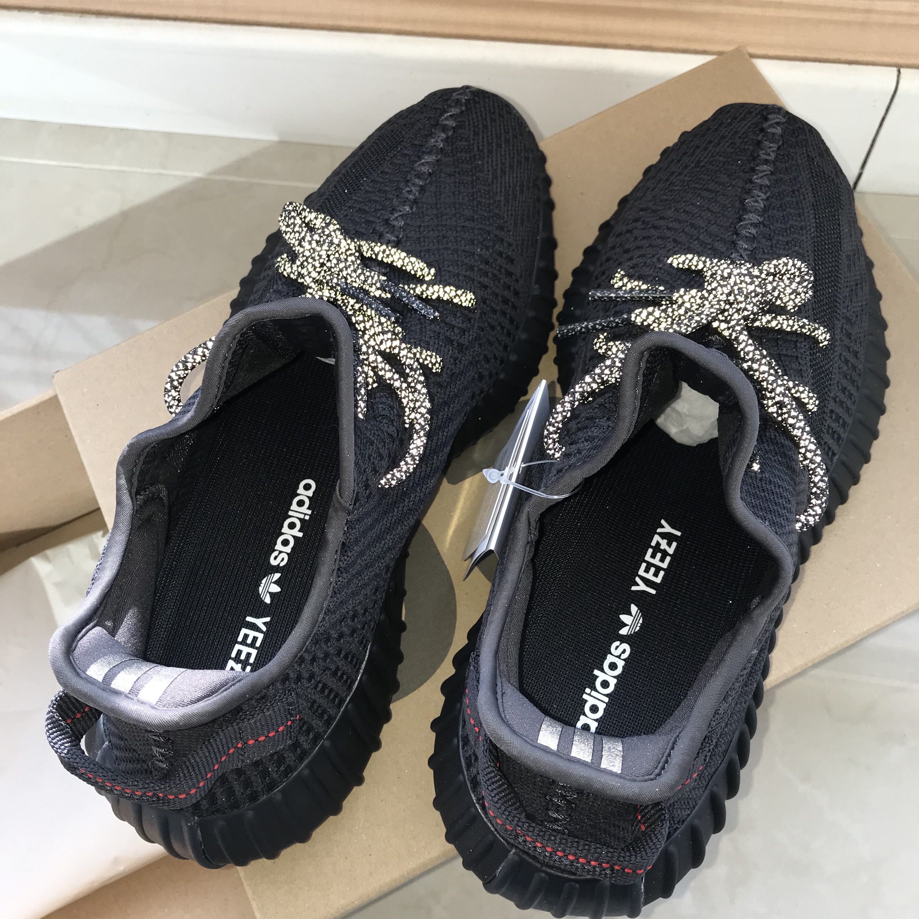 Adidas Yeezy Boost 350 V2 Black - Non-Reflective 착용 스타일 - 4